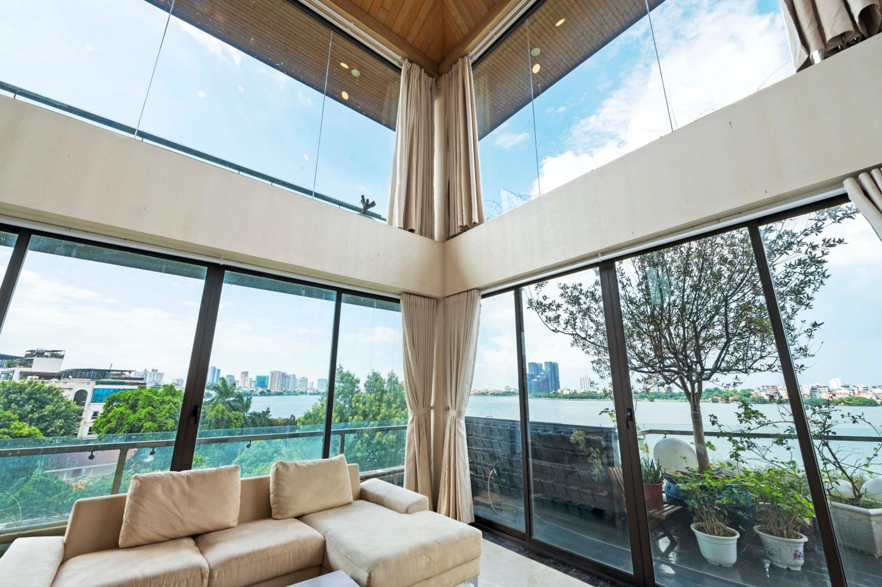 22Land Moon West Lake