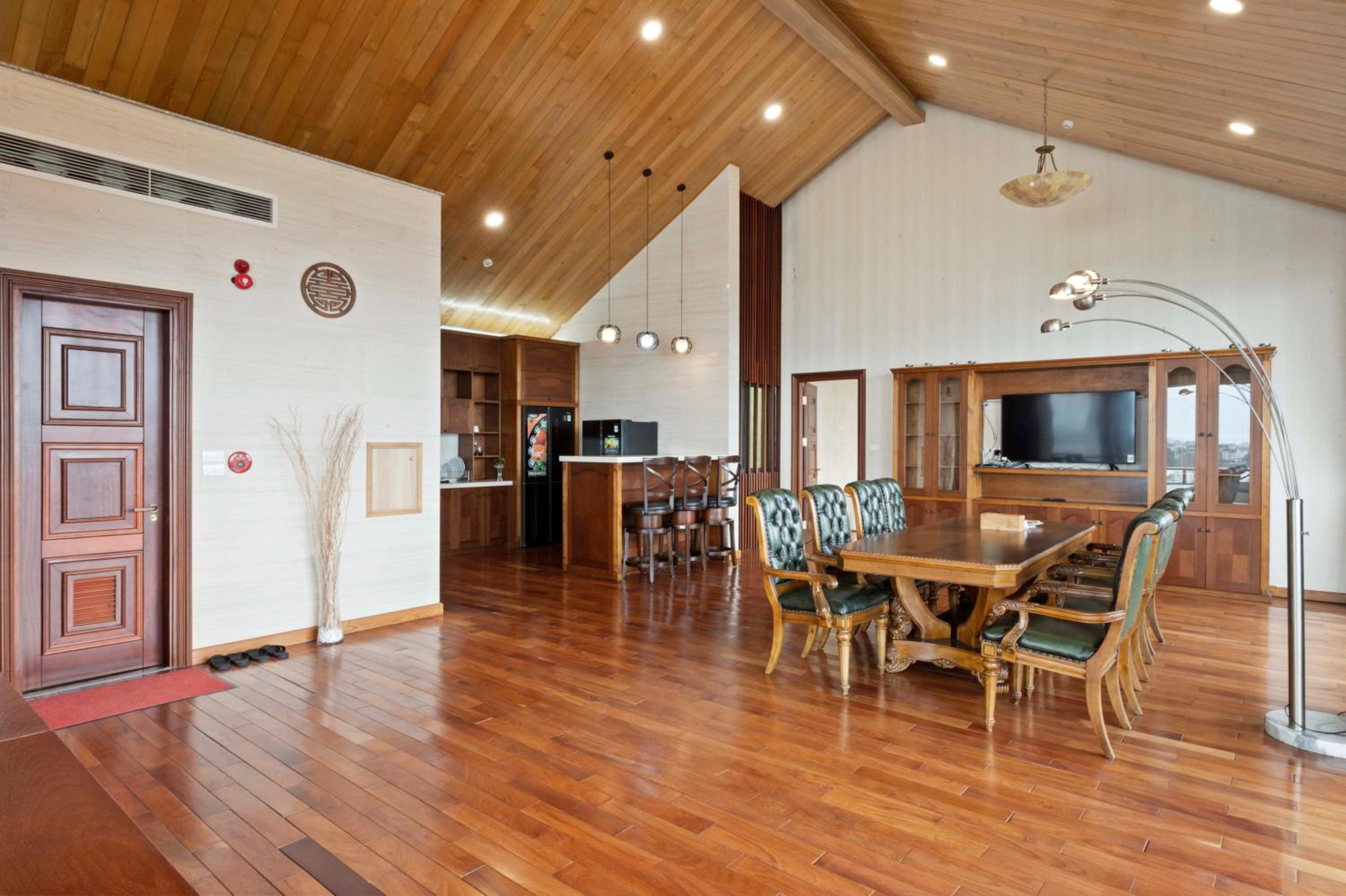 22Land Moon West Lake