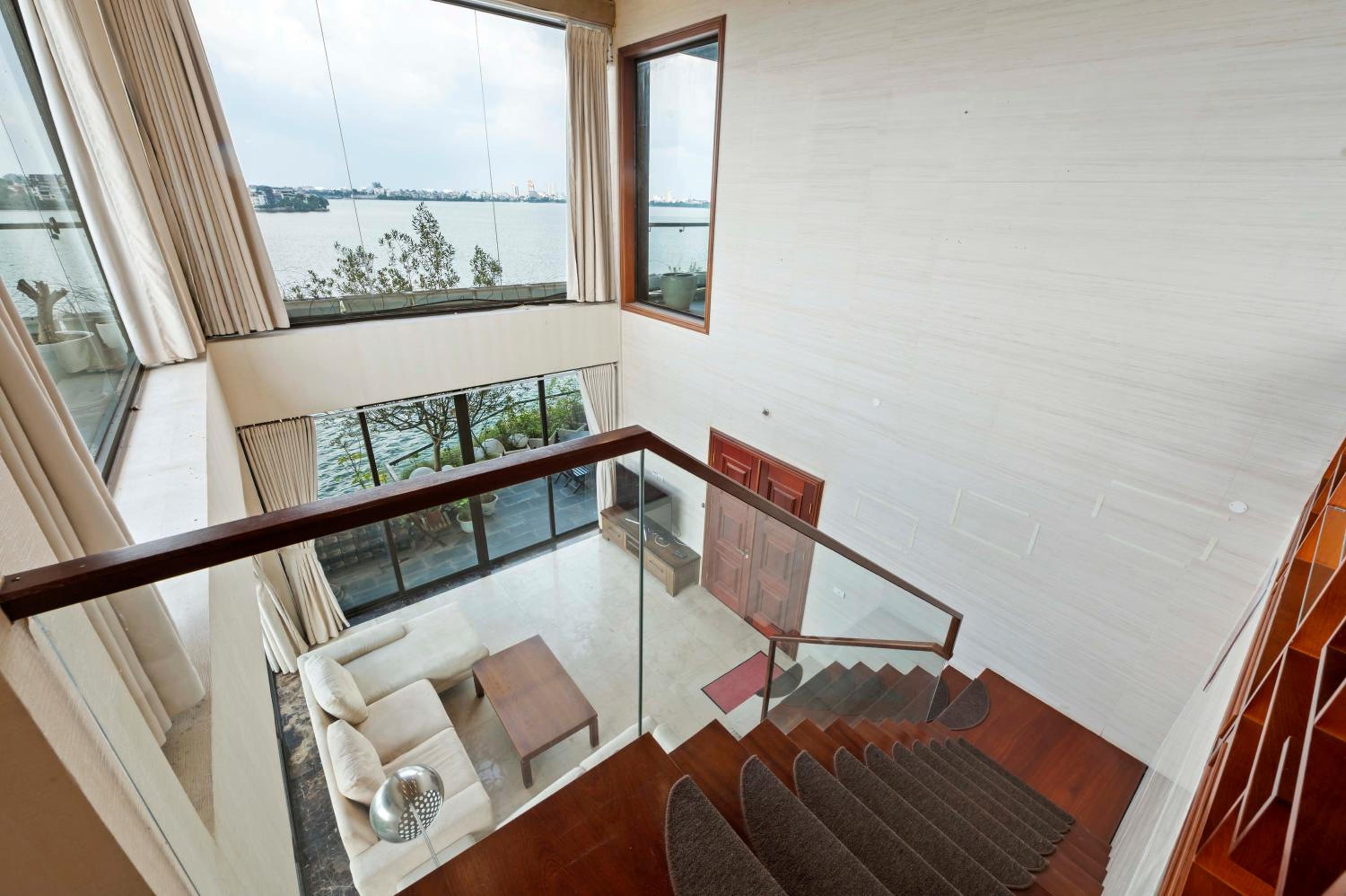 22Land Moon West Lake
