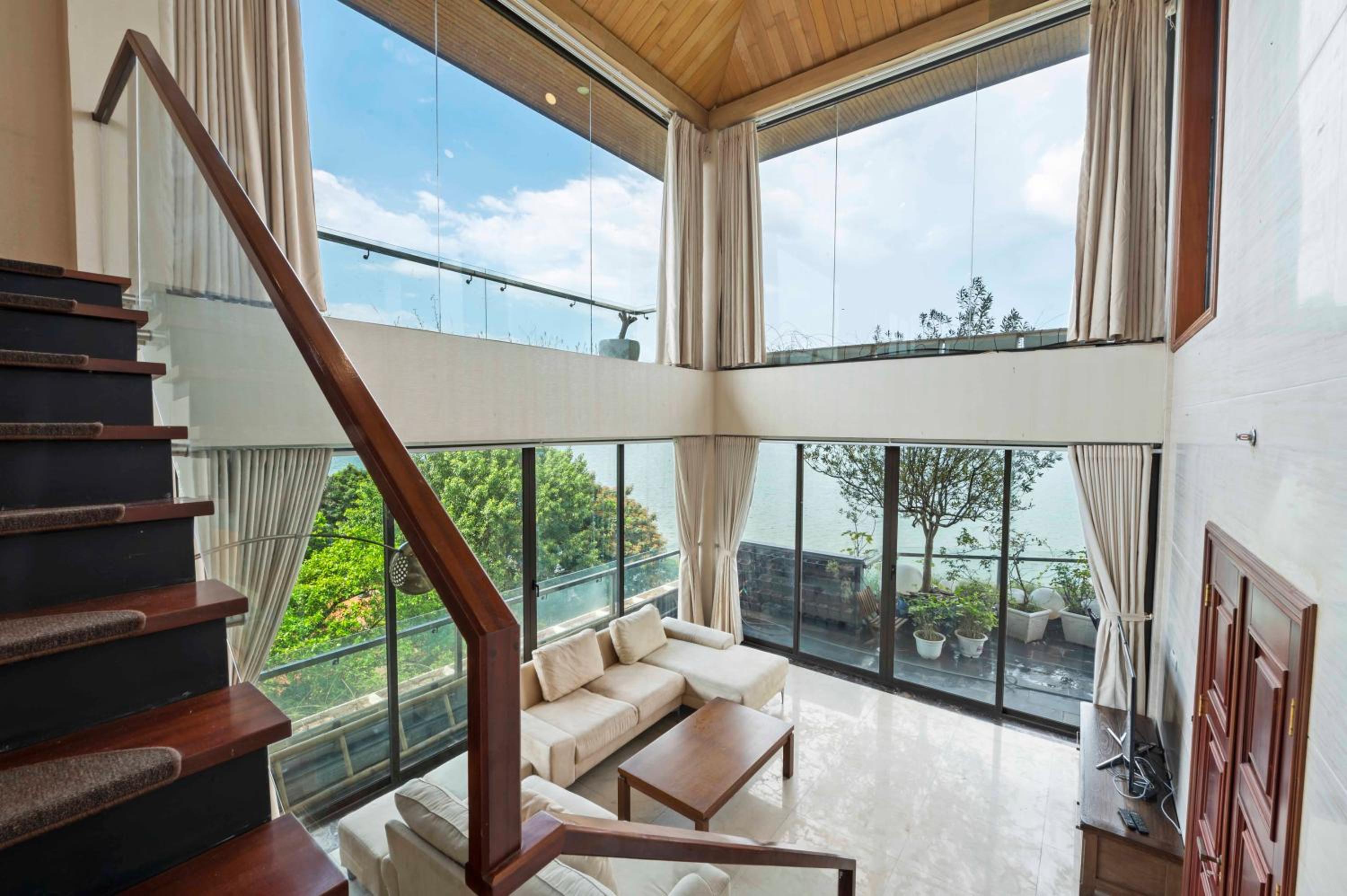 22Land Moon West Lake