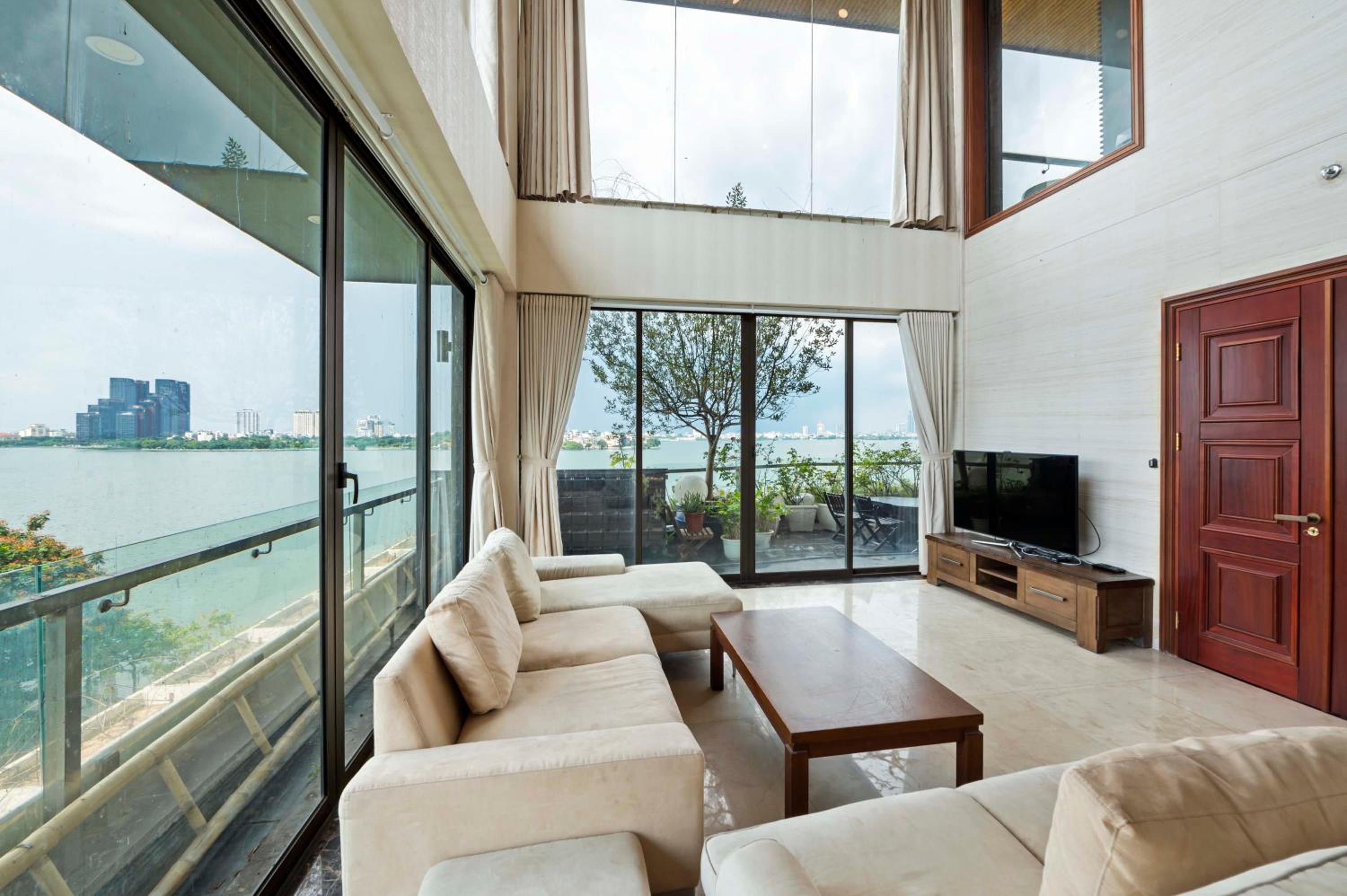 22Land Moon West Lake