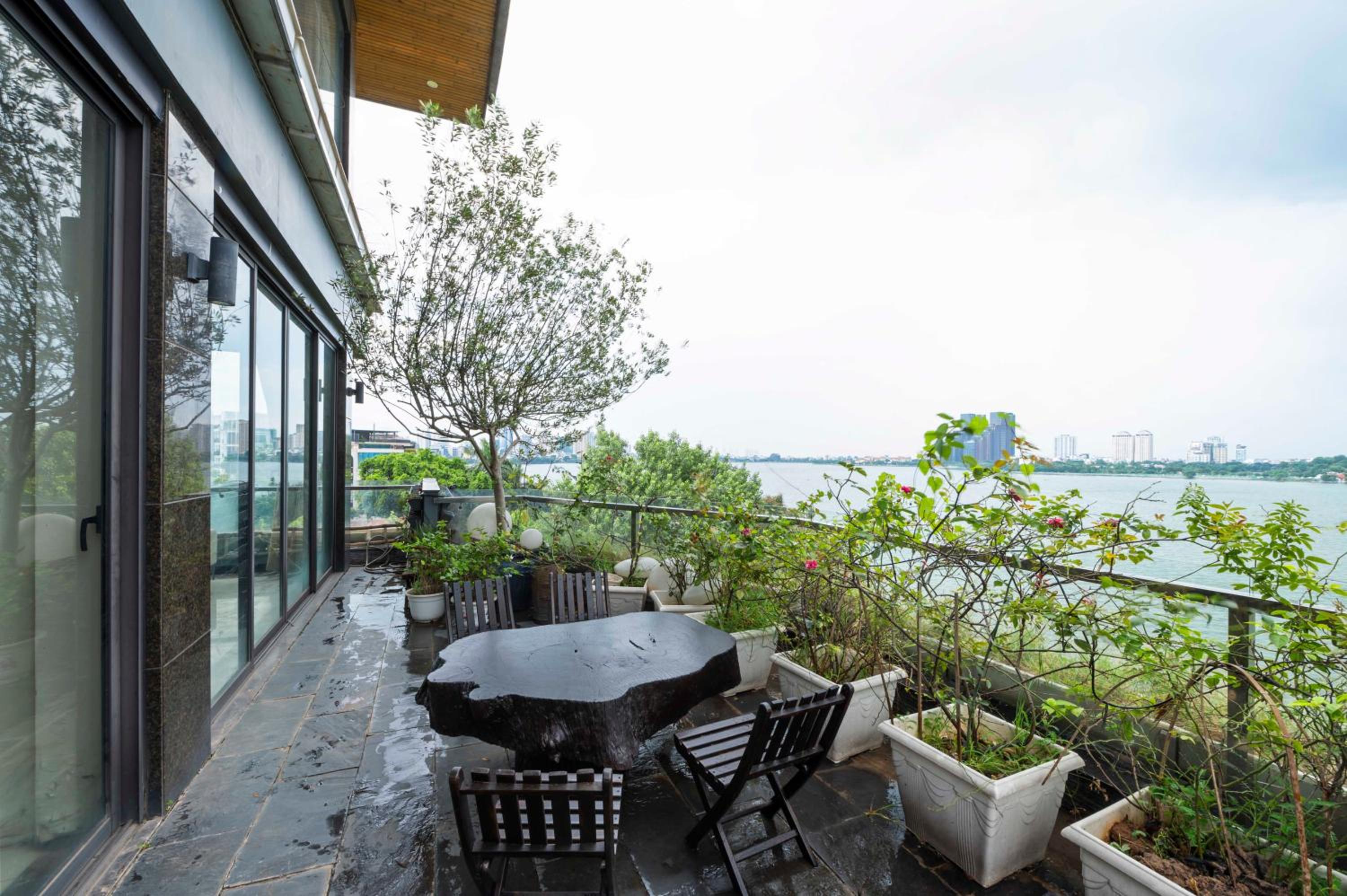 22Land Moon West Lake