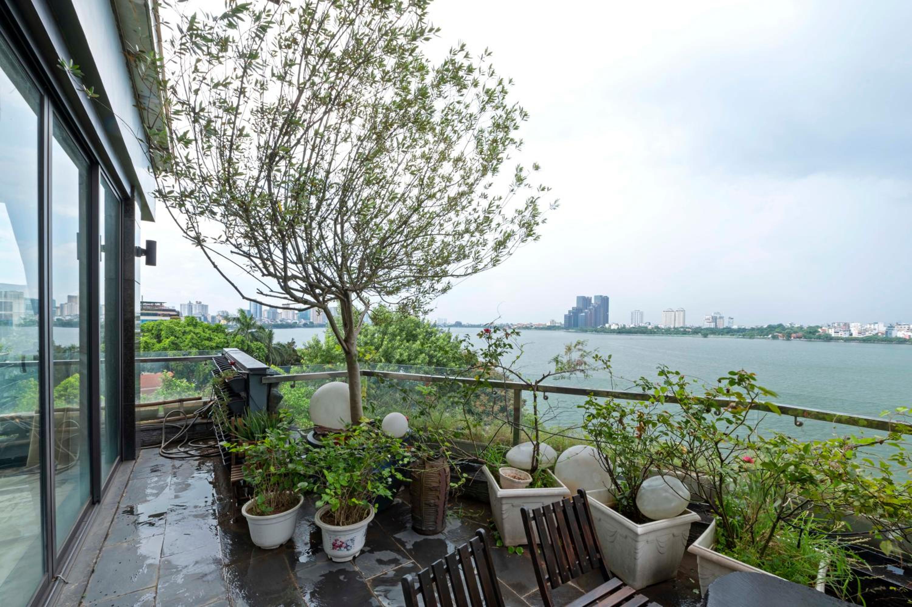 22Land Moon West Lake