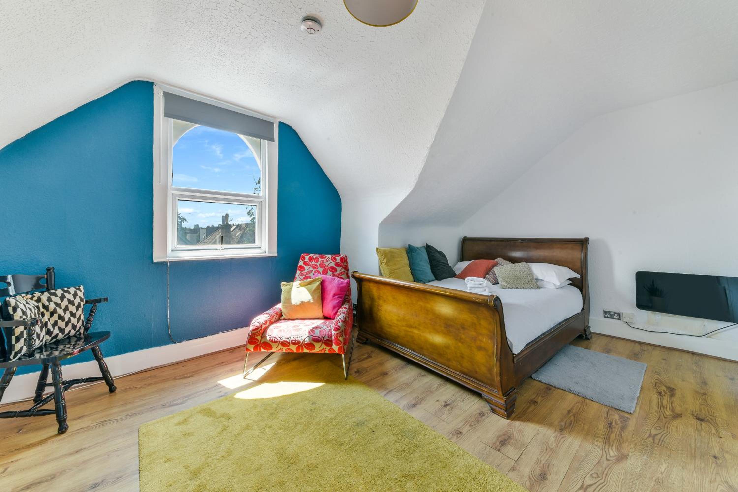 Thornton Heath Studios - Sleeps 2 view 3