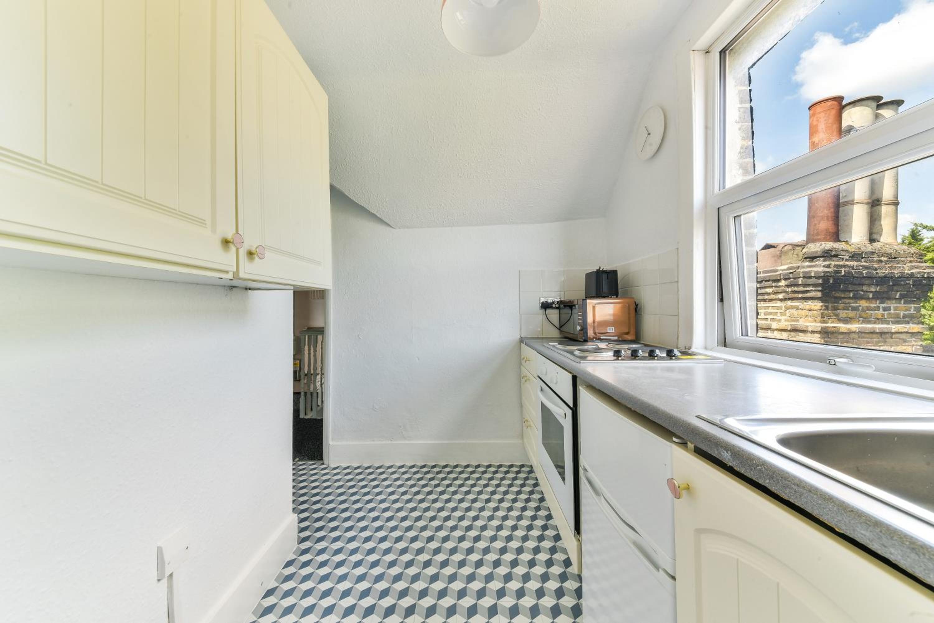Thornton Heath Studios - Sleeps 2 view 2