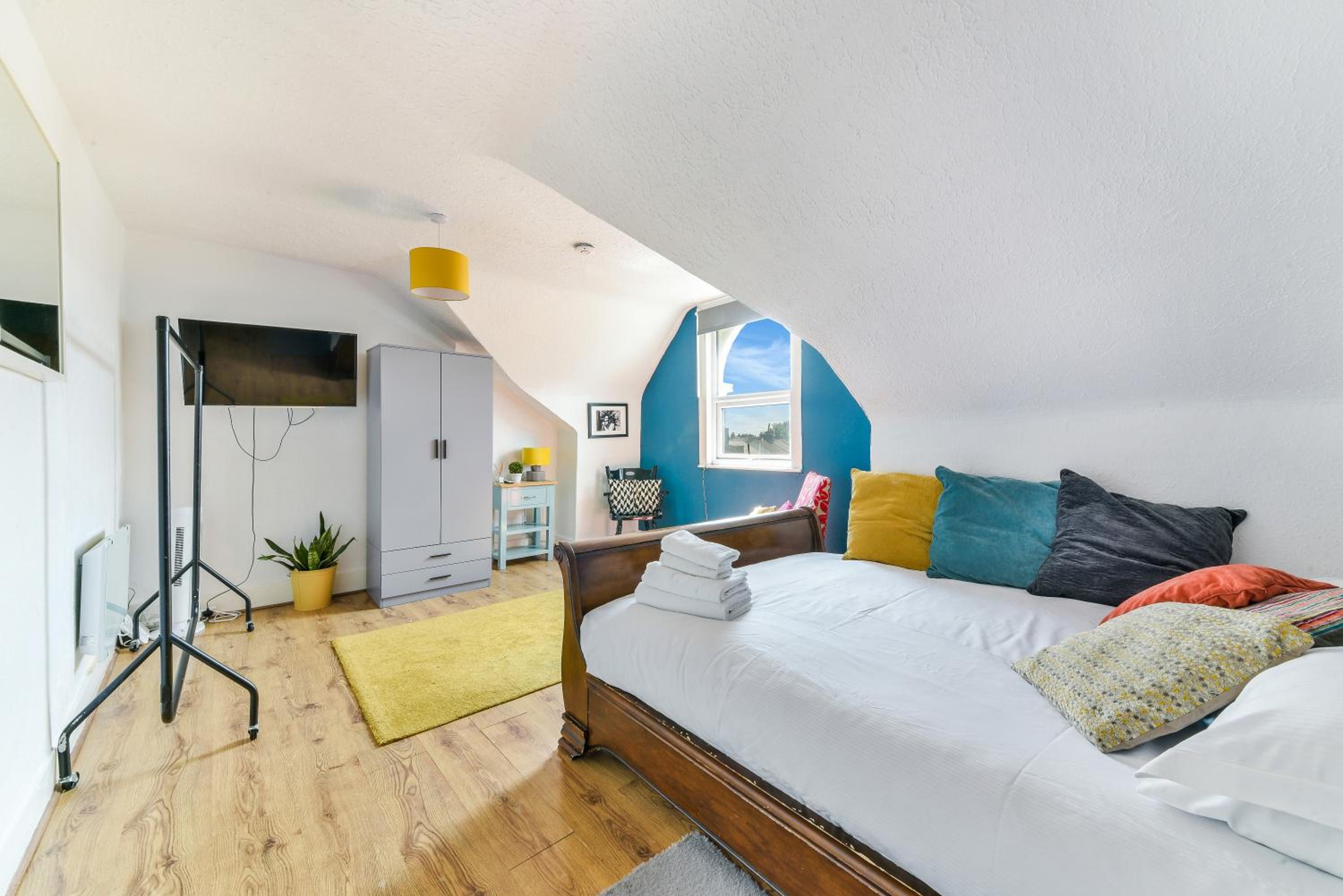 Thornton Heath Studios - Sleeps 2 view 4