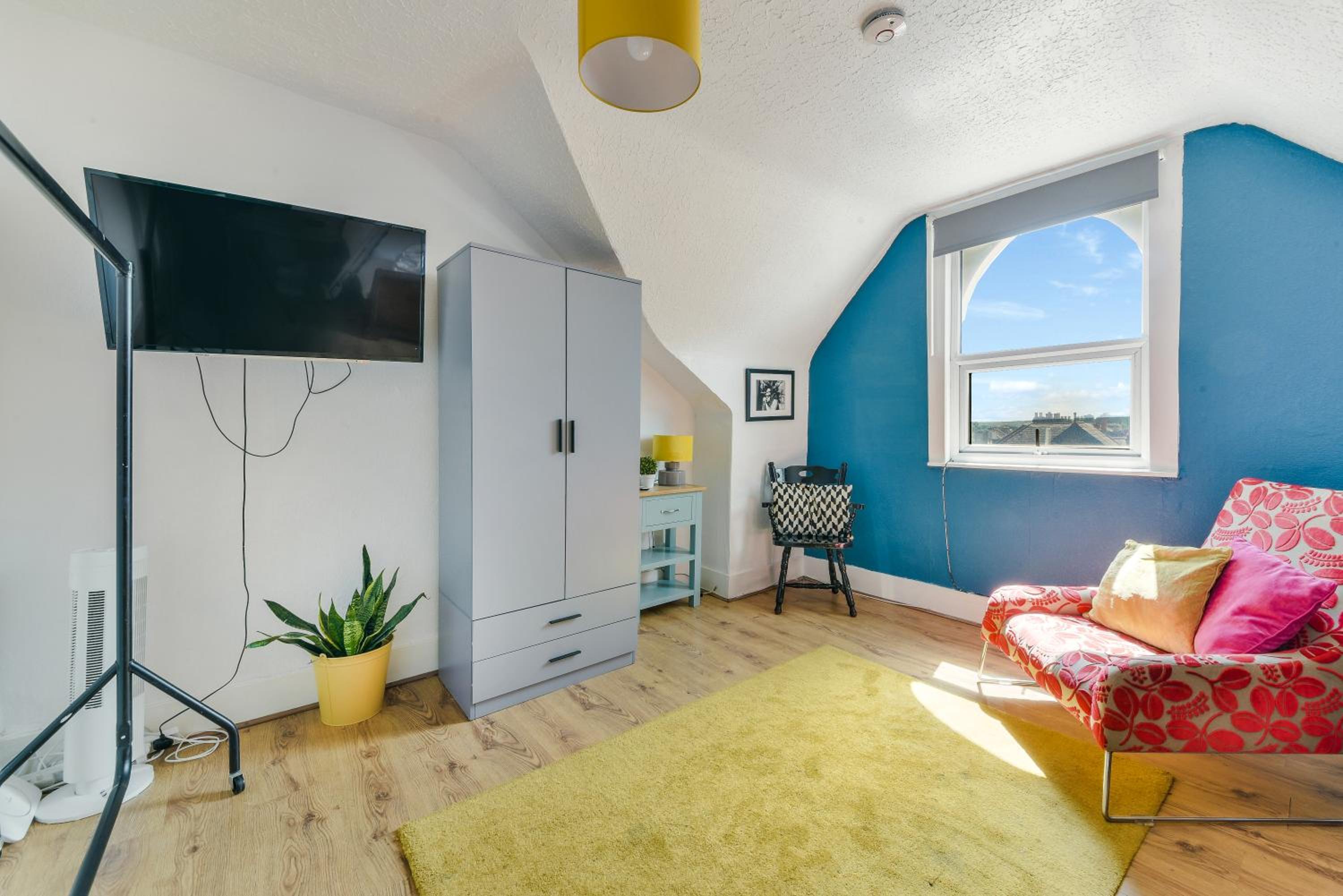 Thornton Heath Studios - Sleeps 2 view 5