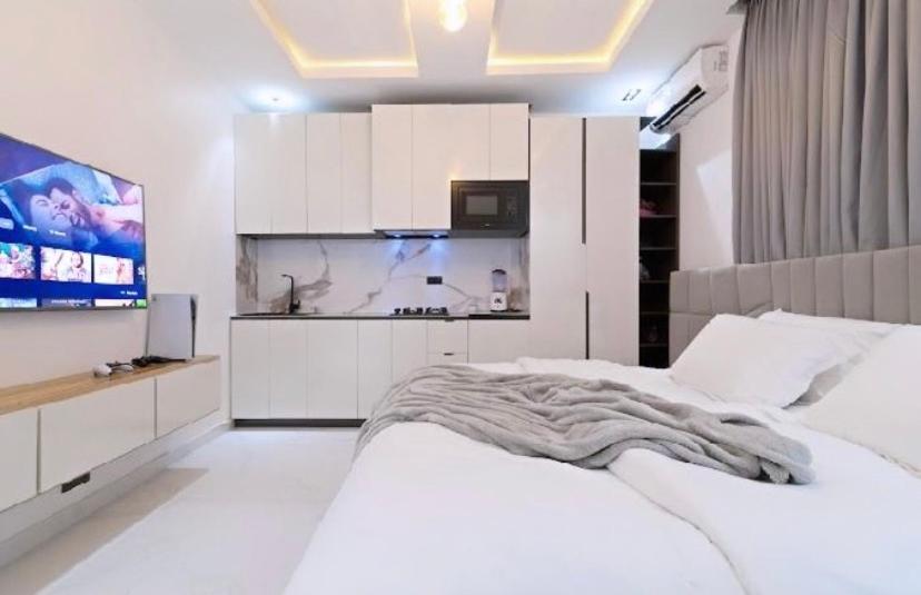 Exquisite Studio apartment in Chevron view 2