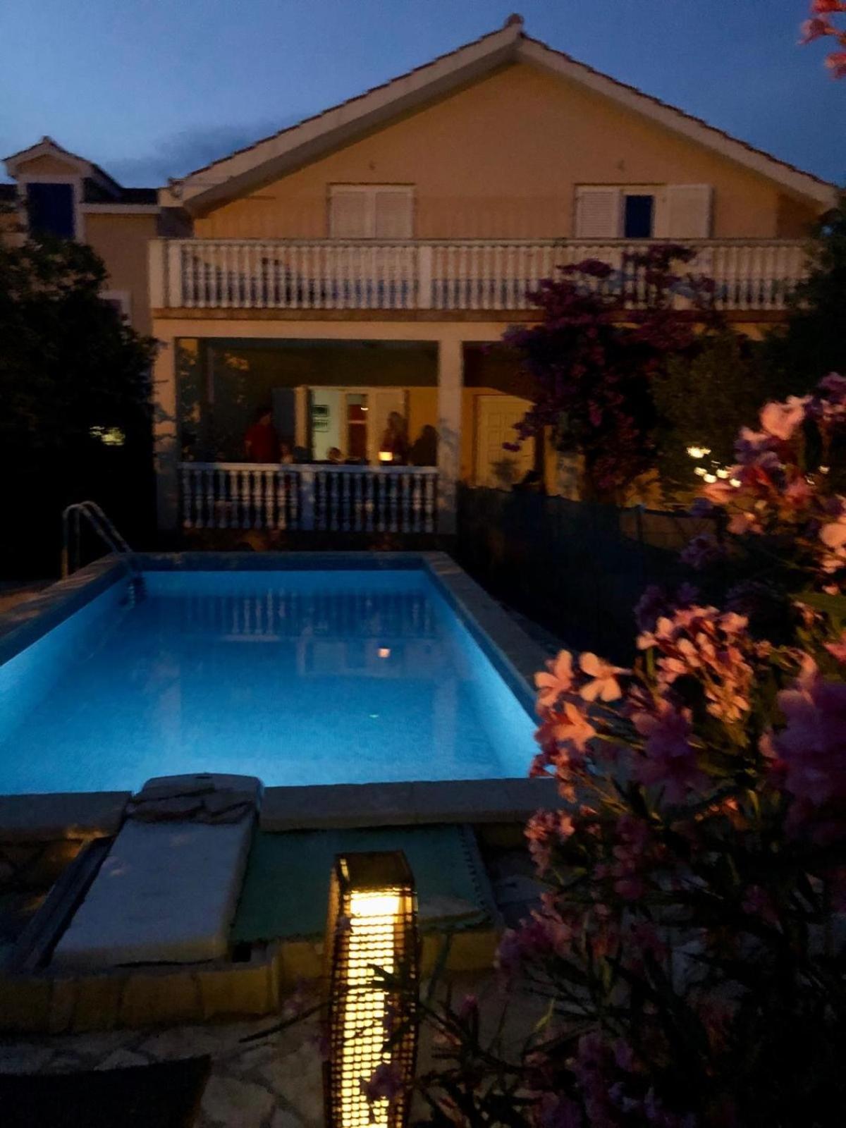 Family apartment with pool close to sea