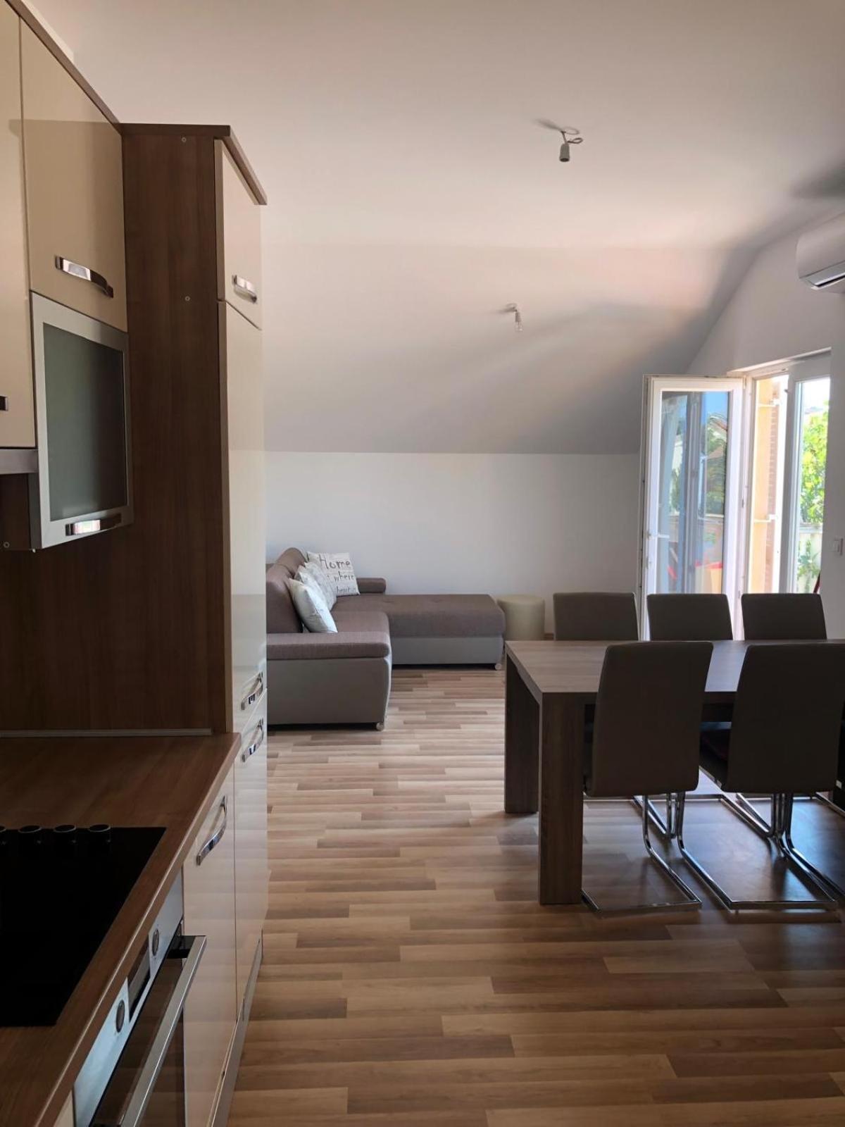 Family apartment with pool close to sea