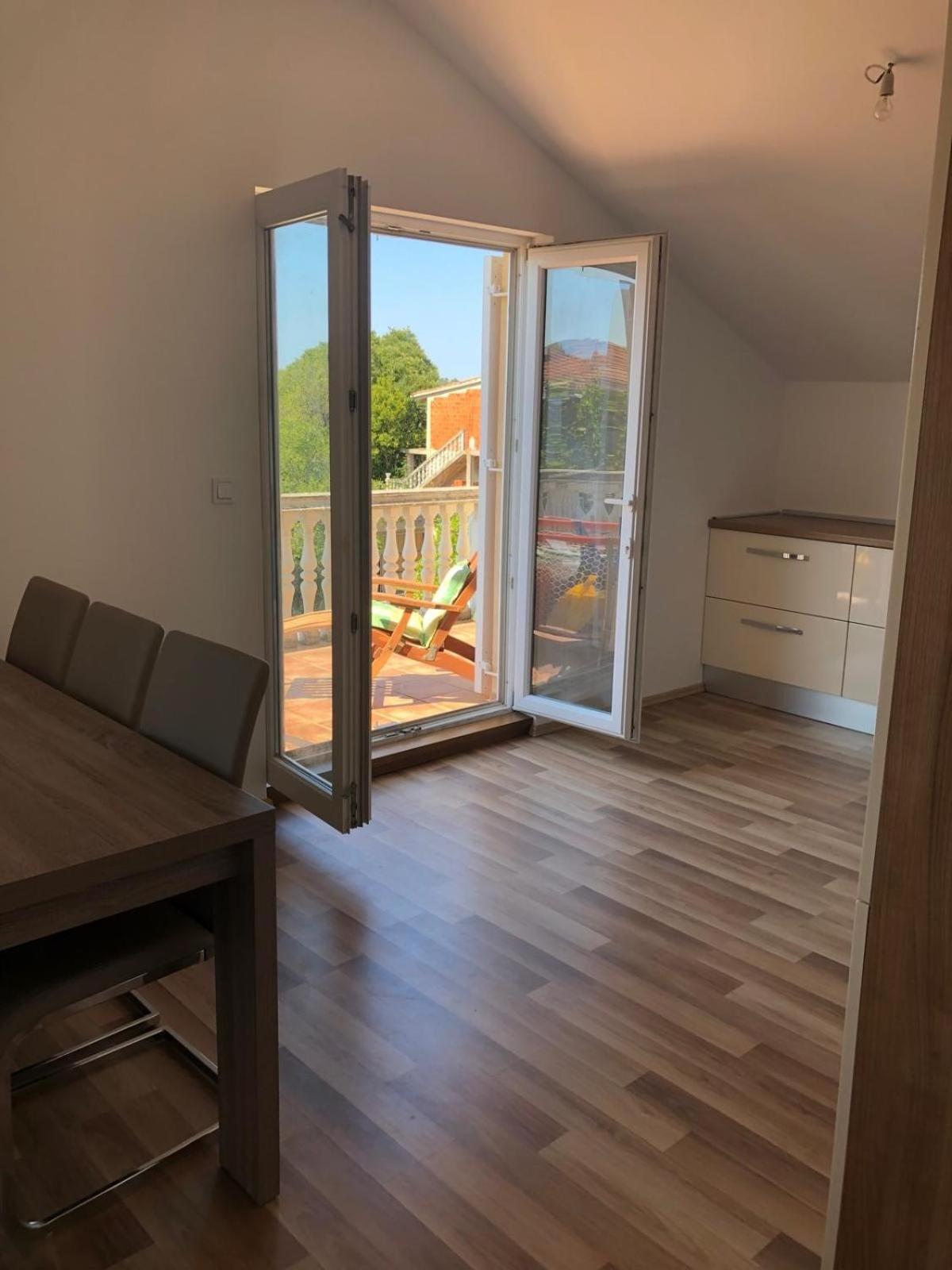 Family apartment with pool close to sea