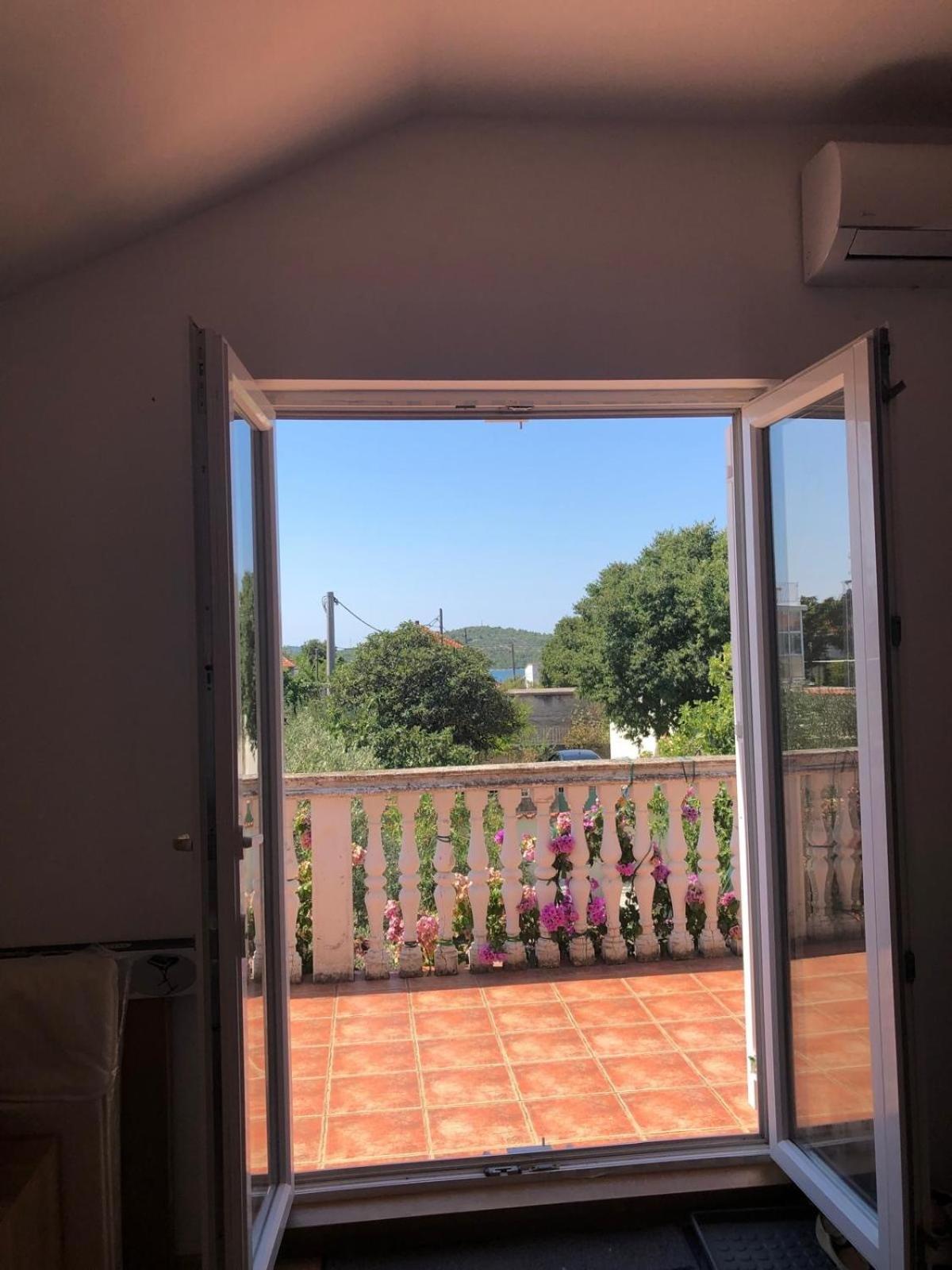 Family apartment with pool close to sea