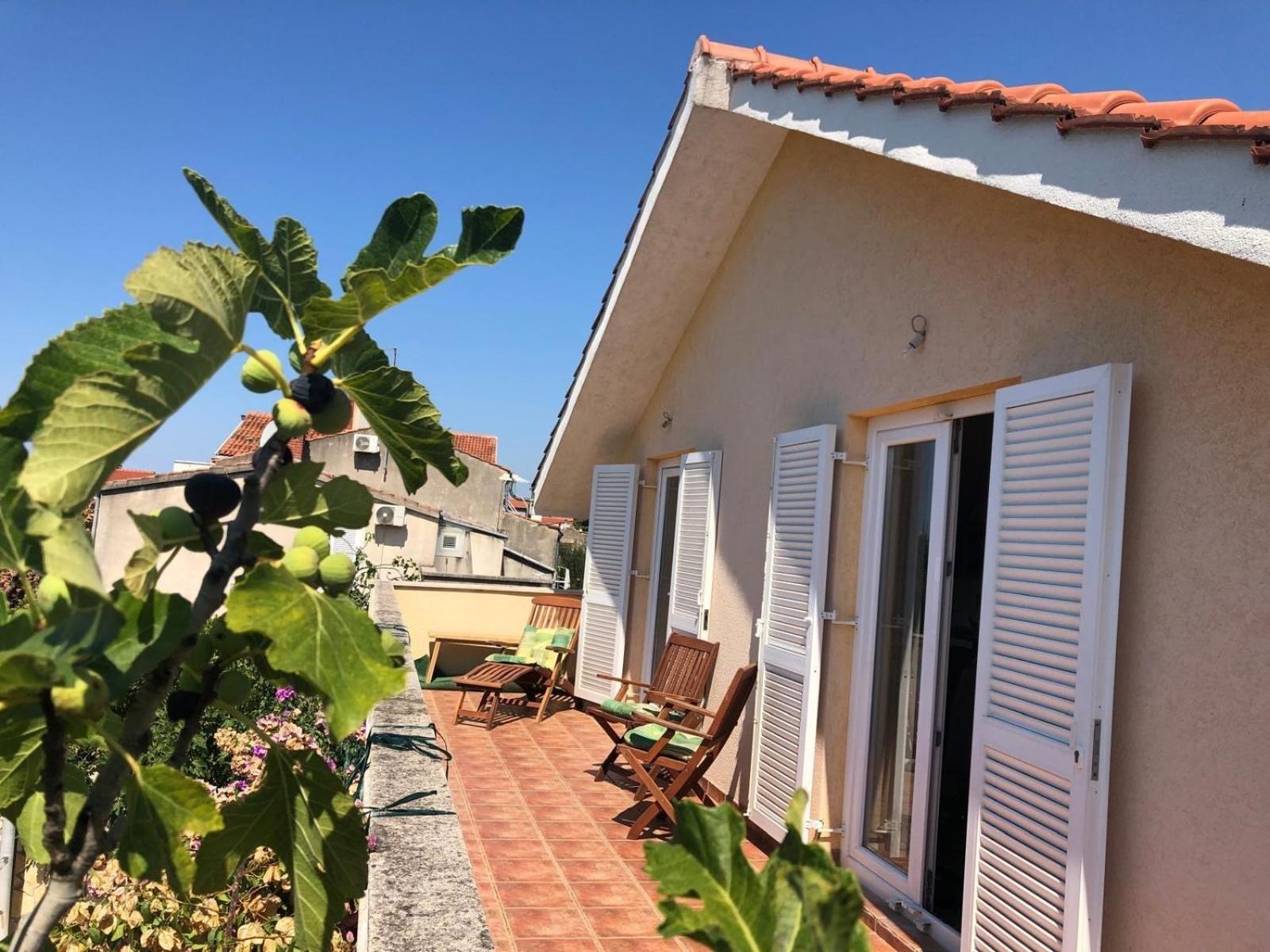 Family apartment with pool close to sea
