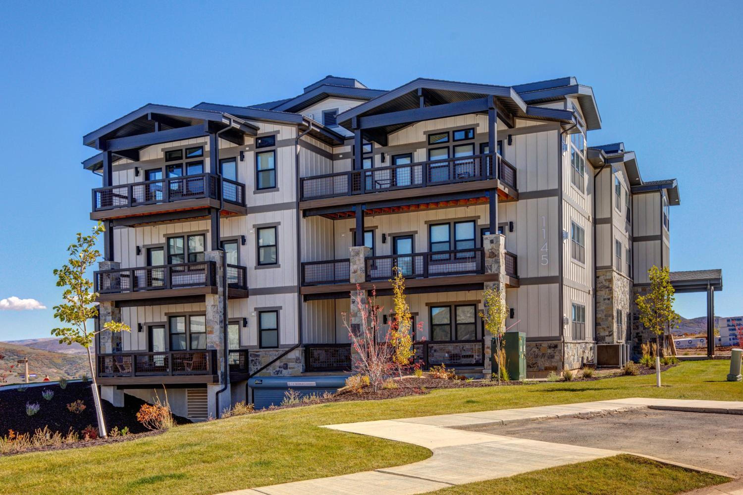 Mayflower Lakeside 1121-103 by Moose Management view 4