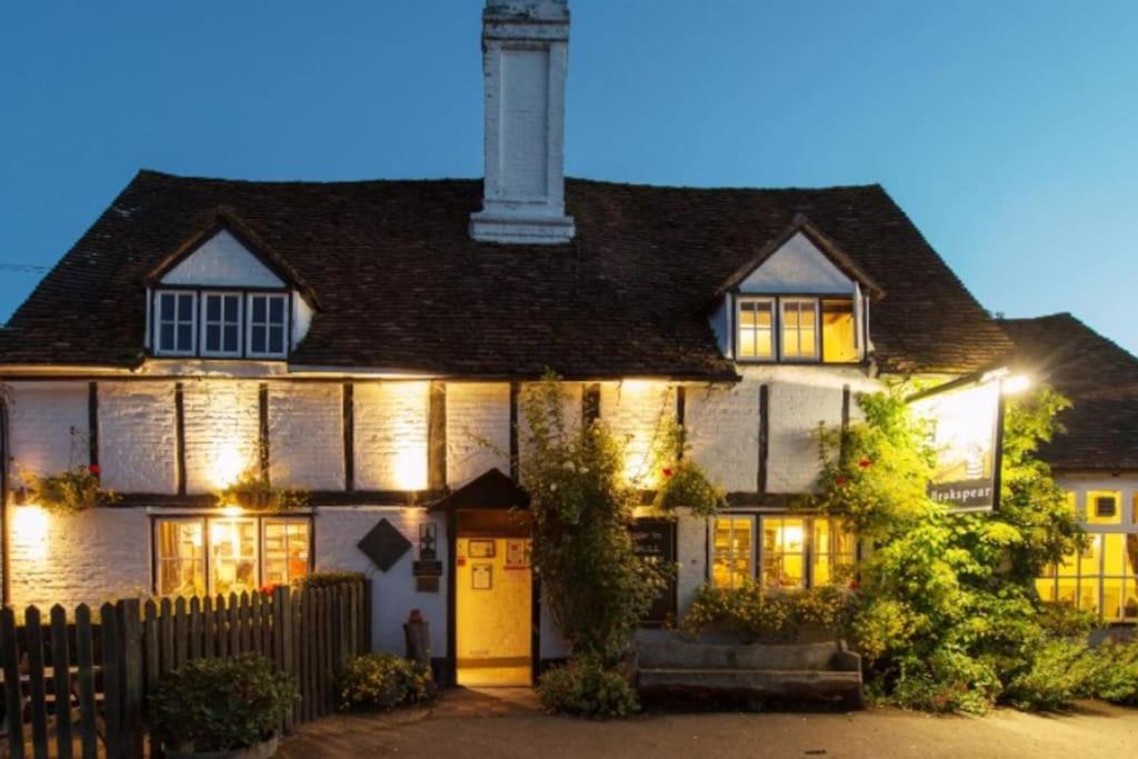 Stylish Chilterns Escape Parking Walks & Pubs Nearby view 2