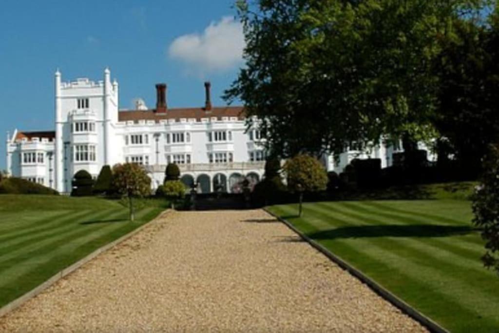 Stylish Chilterns Escape Parking Walks & Pubs Nearby view 5