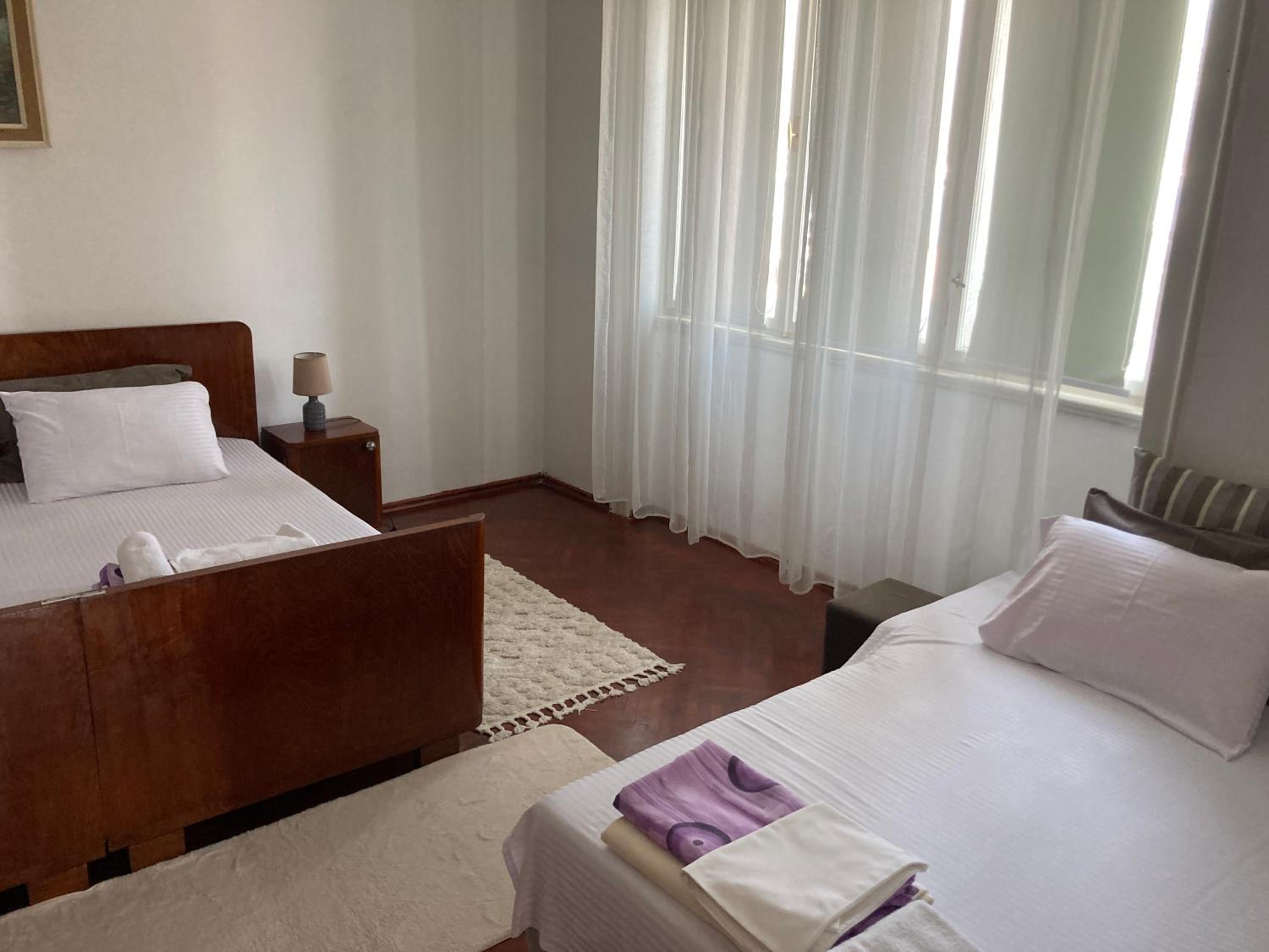 Plaža Stari Grad Budva pjena od mora Beach Apartman