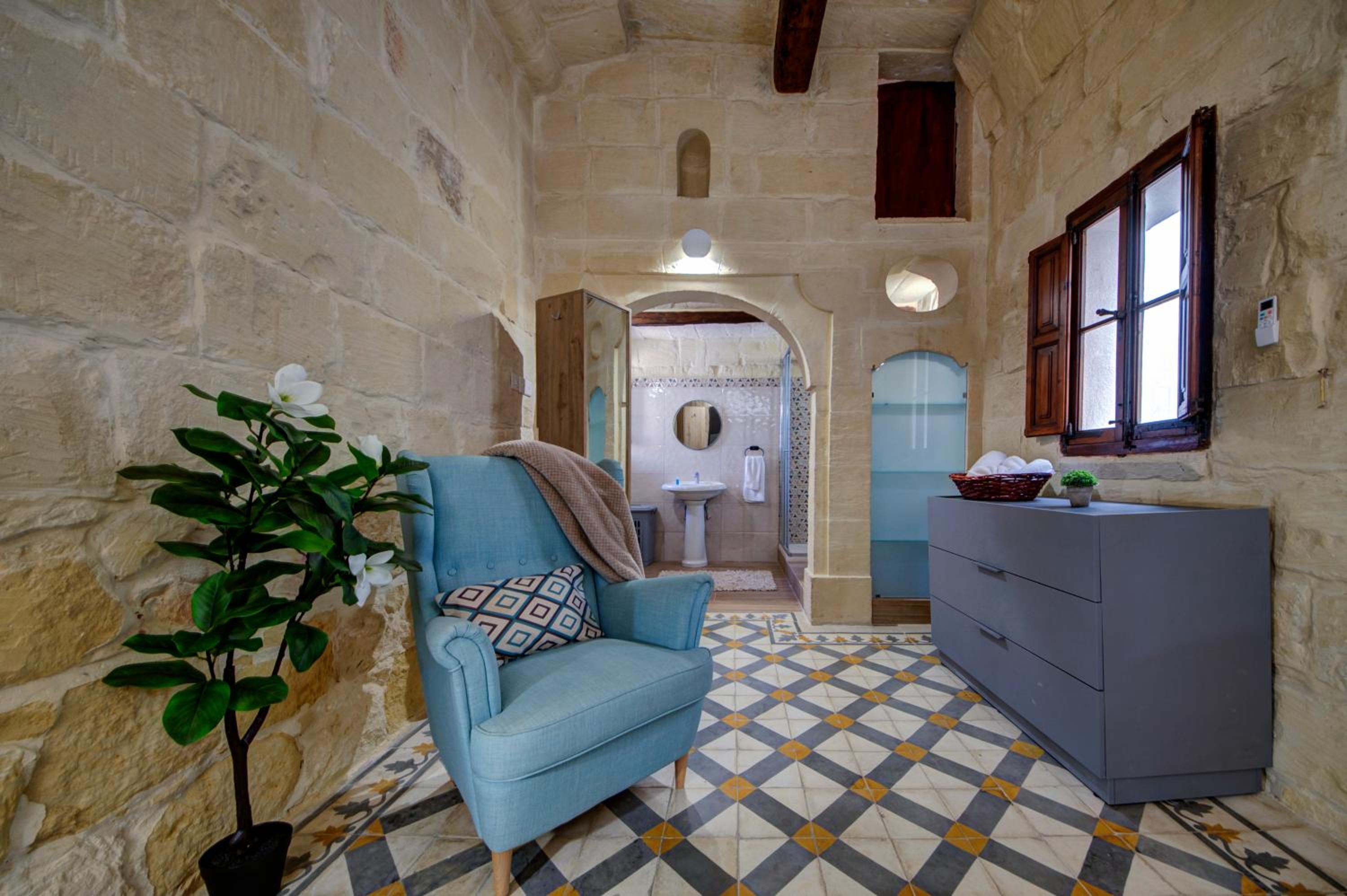 Stunning Modern-Traditional 3BR Townhouse in Mosta view 2