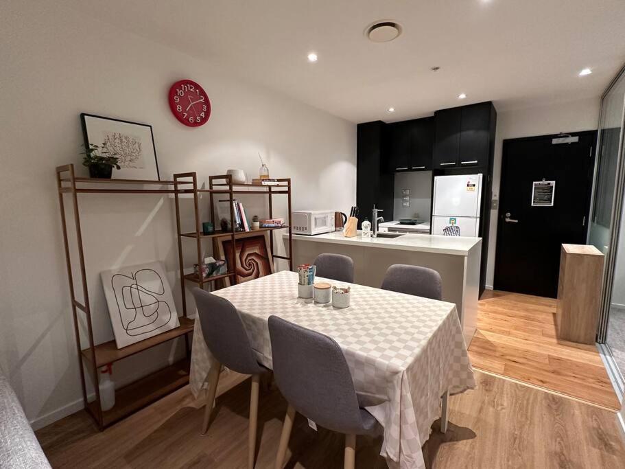 City Apartment with SKY Tower view view 4