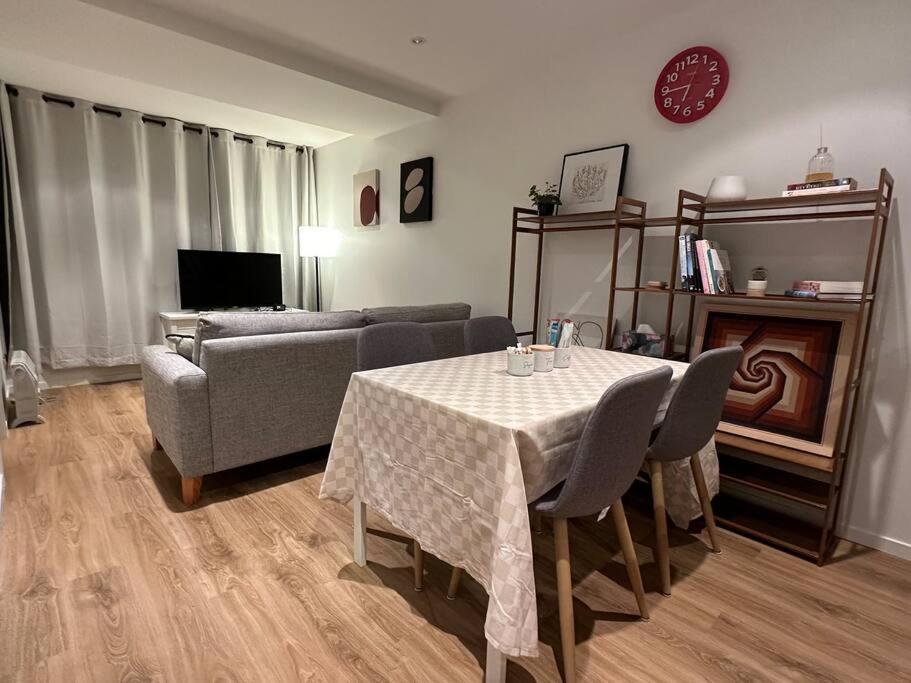 City Apartment with SKY Tower view view 5