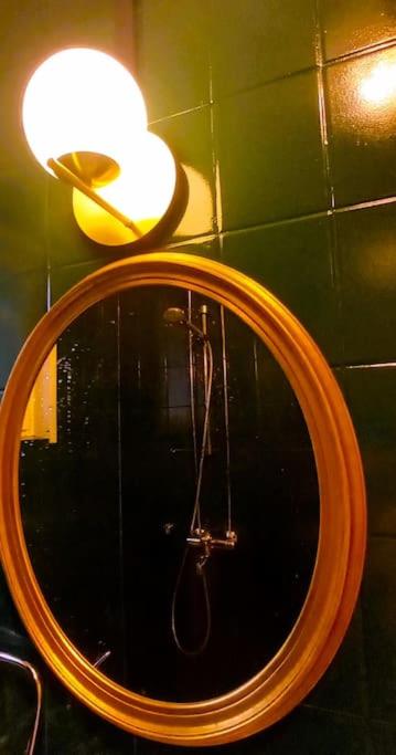 Avara huoneisto, lasitettu parveke, kaksi weeceetä