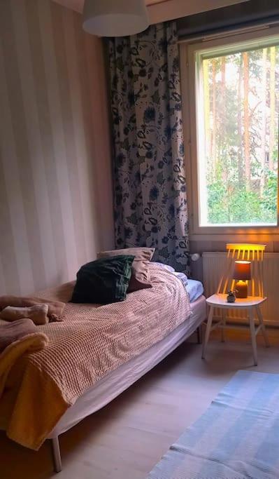 Avara huoneisto, lasitettu parveke, kaksi weeceetä