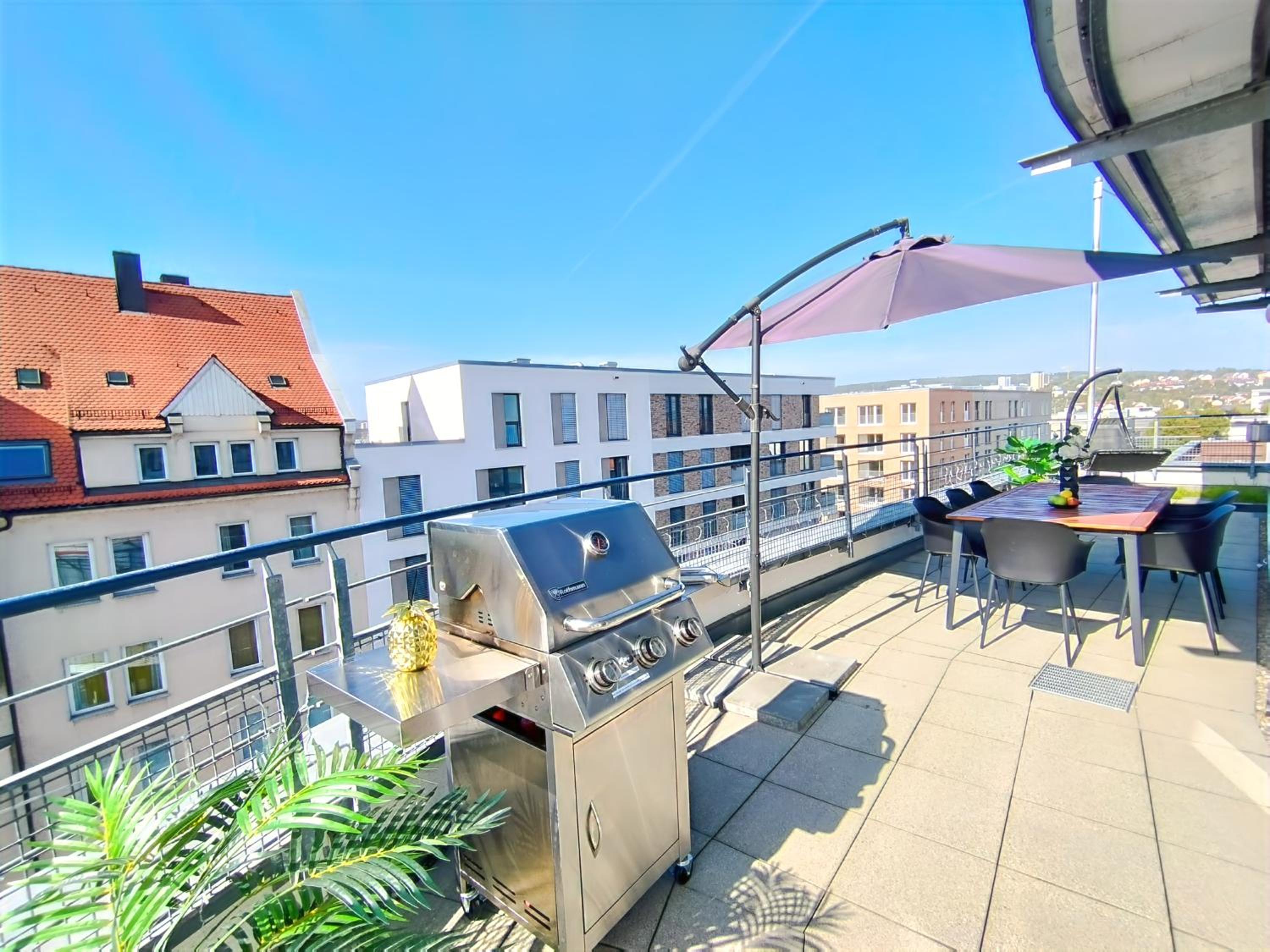 Ulmer Penthouse für 7, Arbeitsplatz, XXL-Dachterrasse, Grill, Wii
