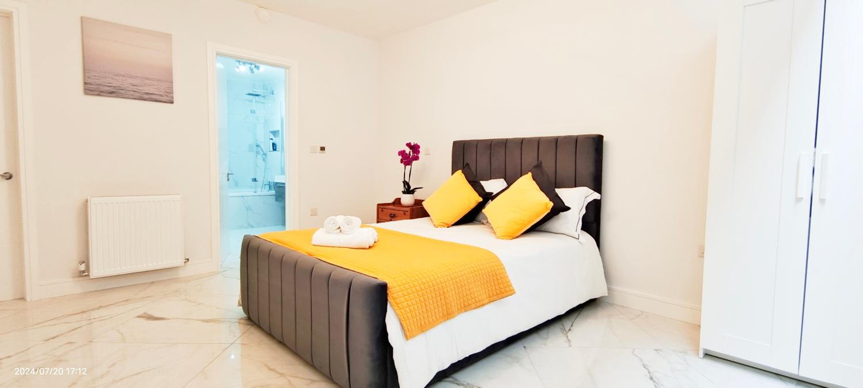 Spacious 2B2B Apartment with Garden