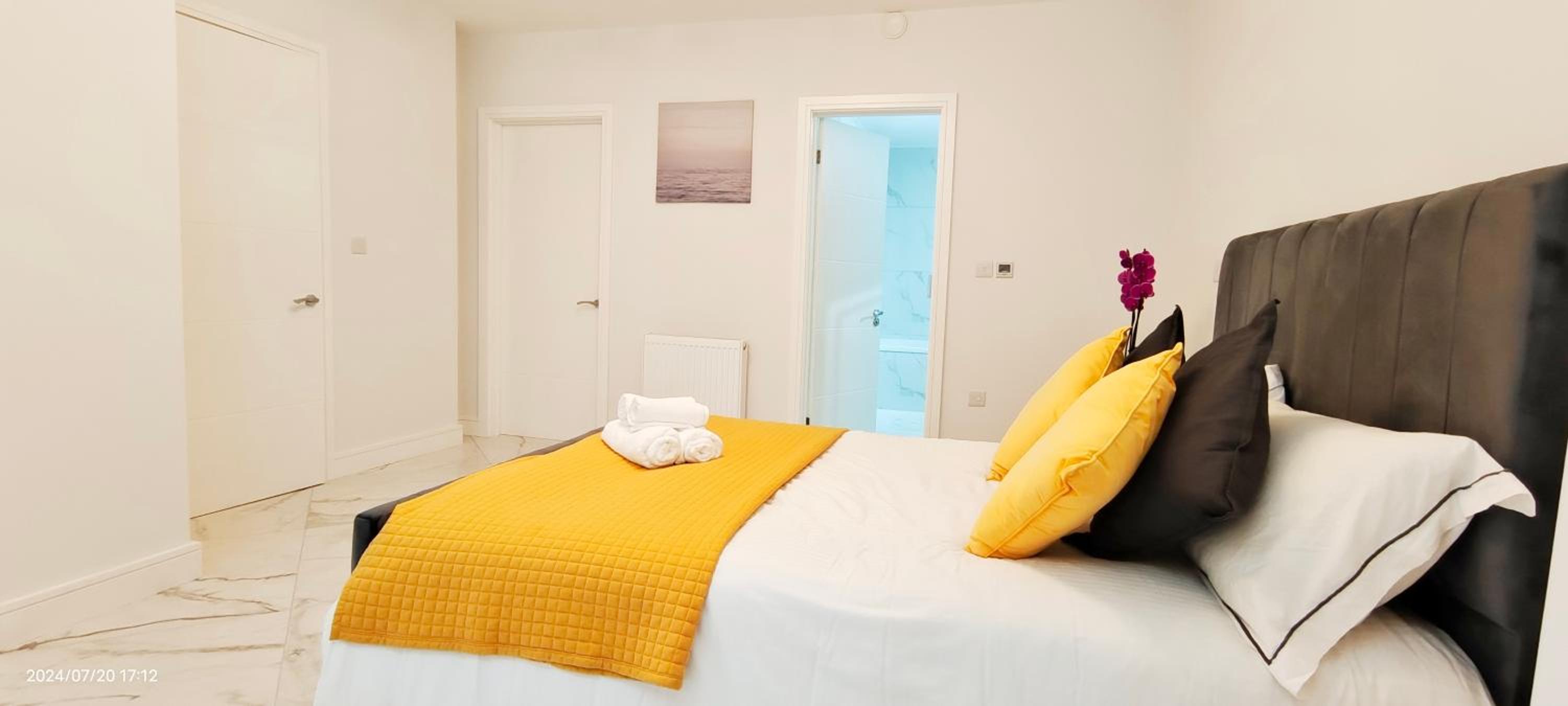 Spacious 2B2B Apartment with Garden