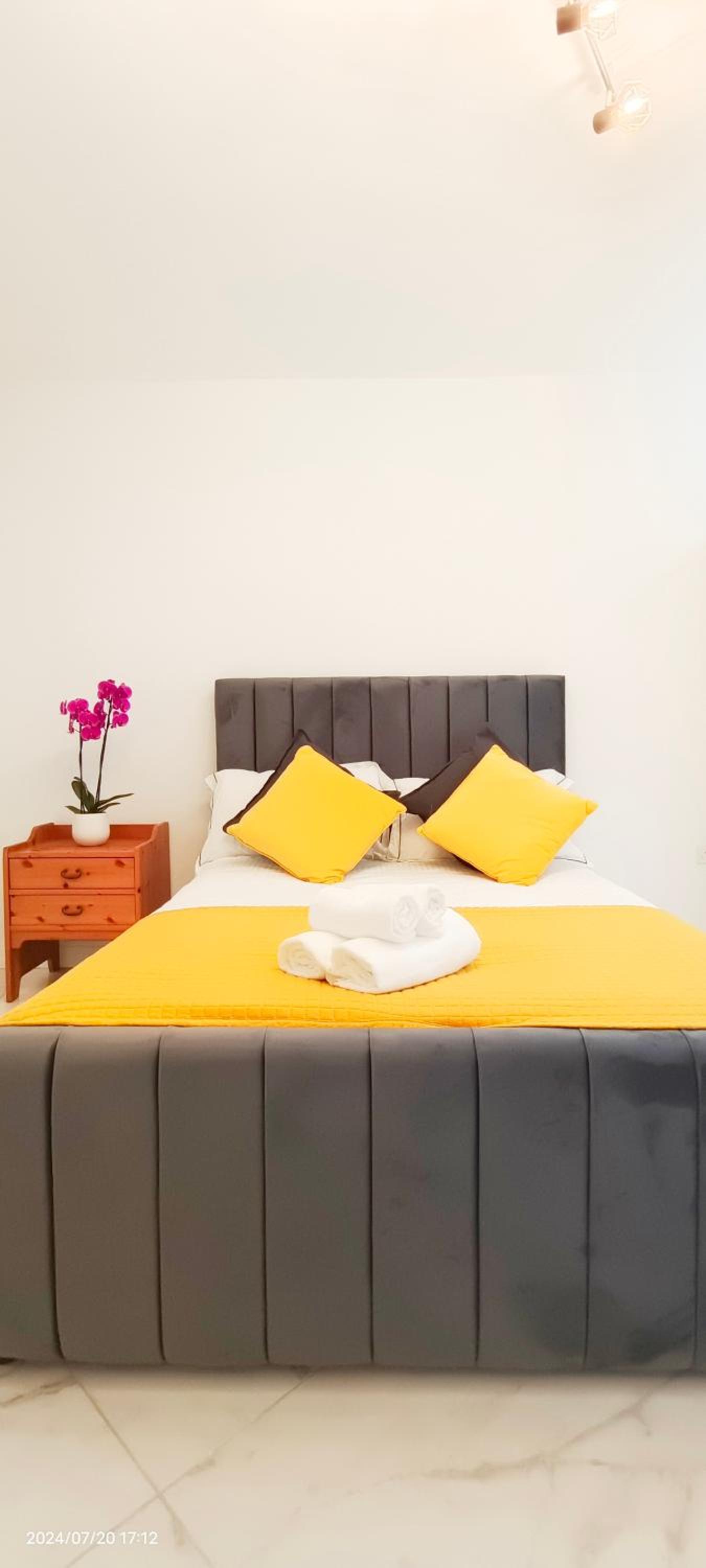 Spacious 2B2B Apartment with Garden