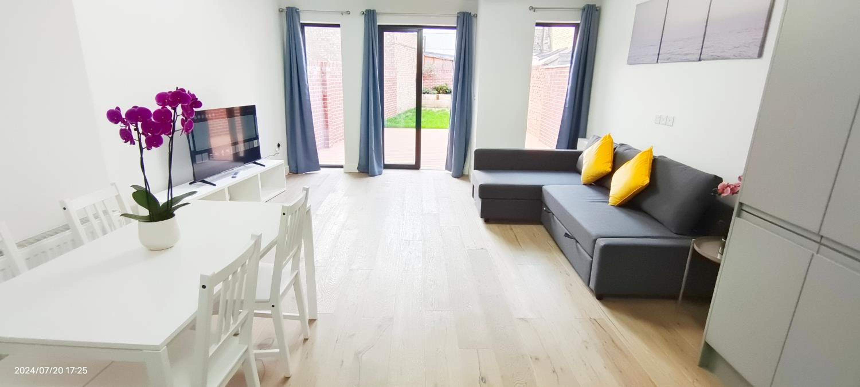 Spacious 2B2B Apartment with Garden