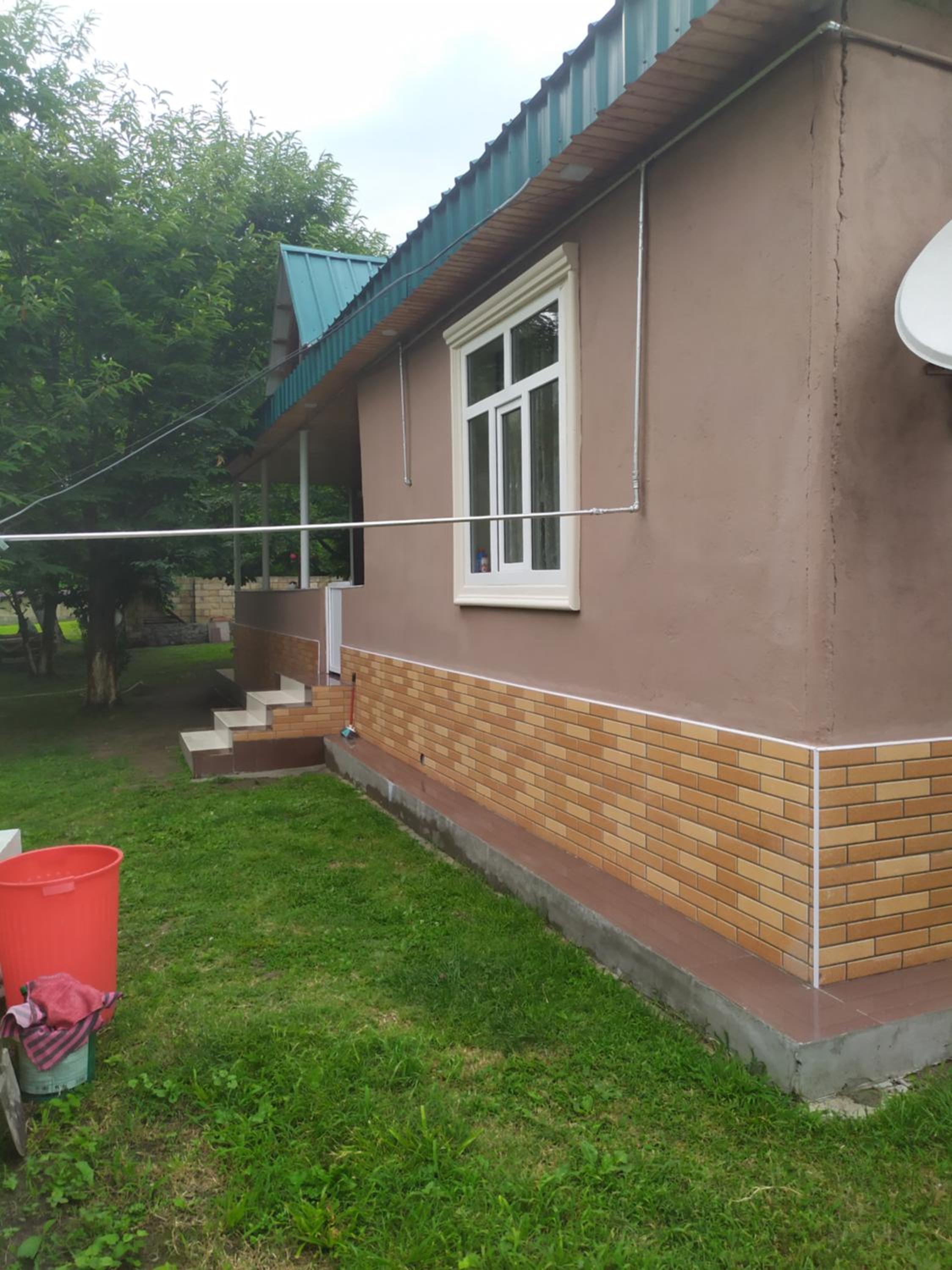 HOUSE WITH A LARGE YARD