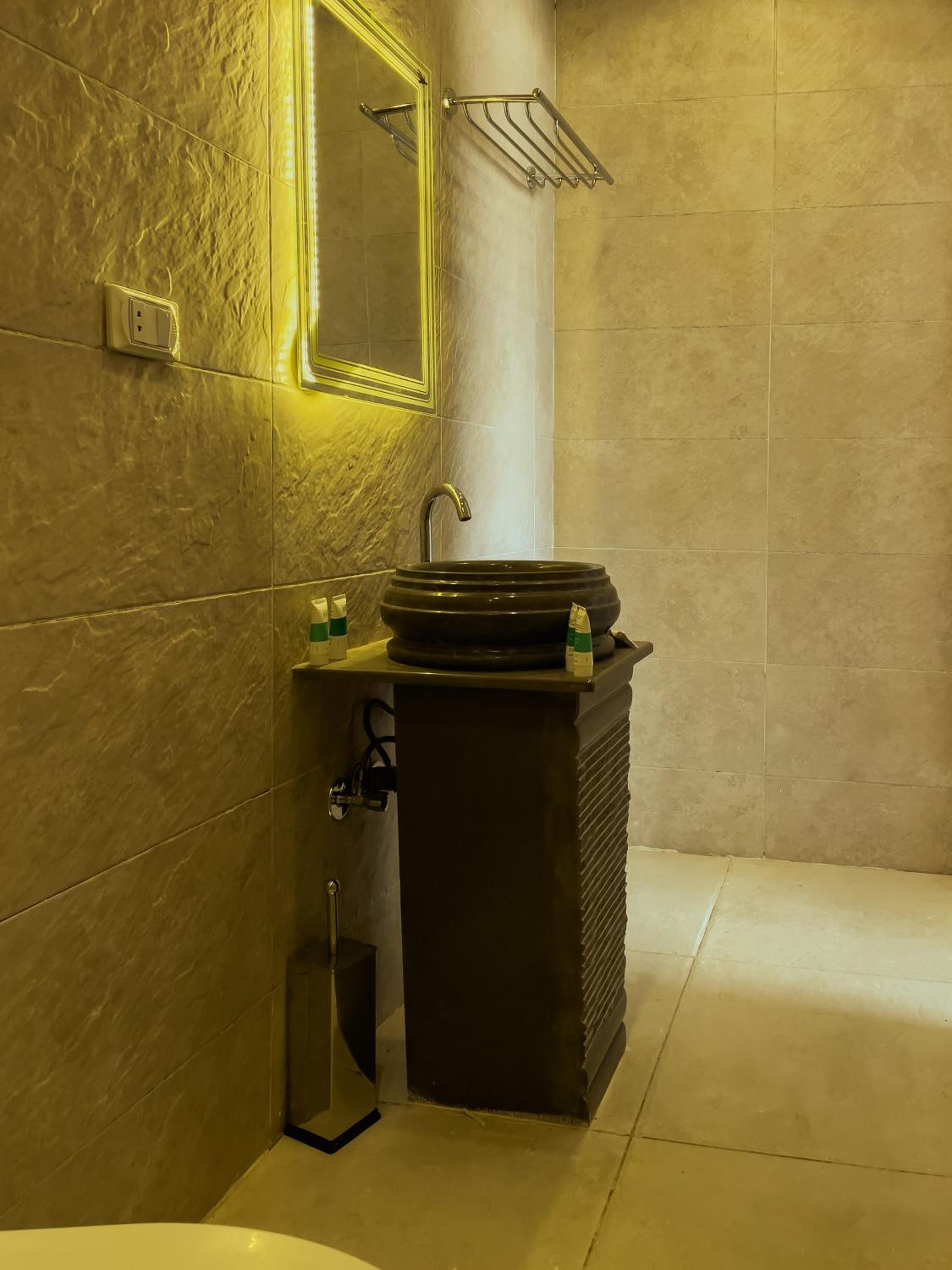 Jumeirah jacuzzi pyramids view inn