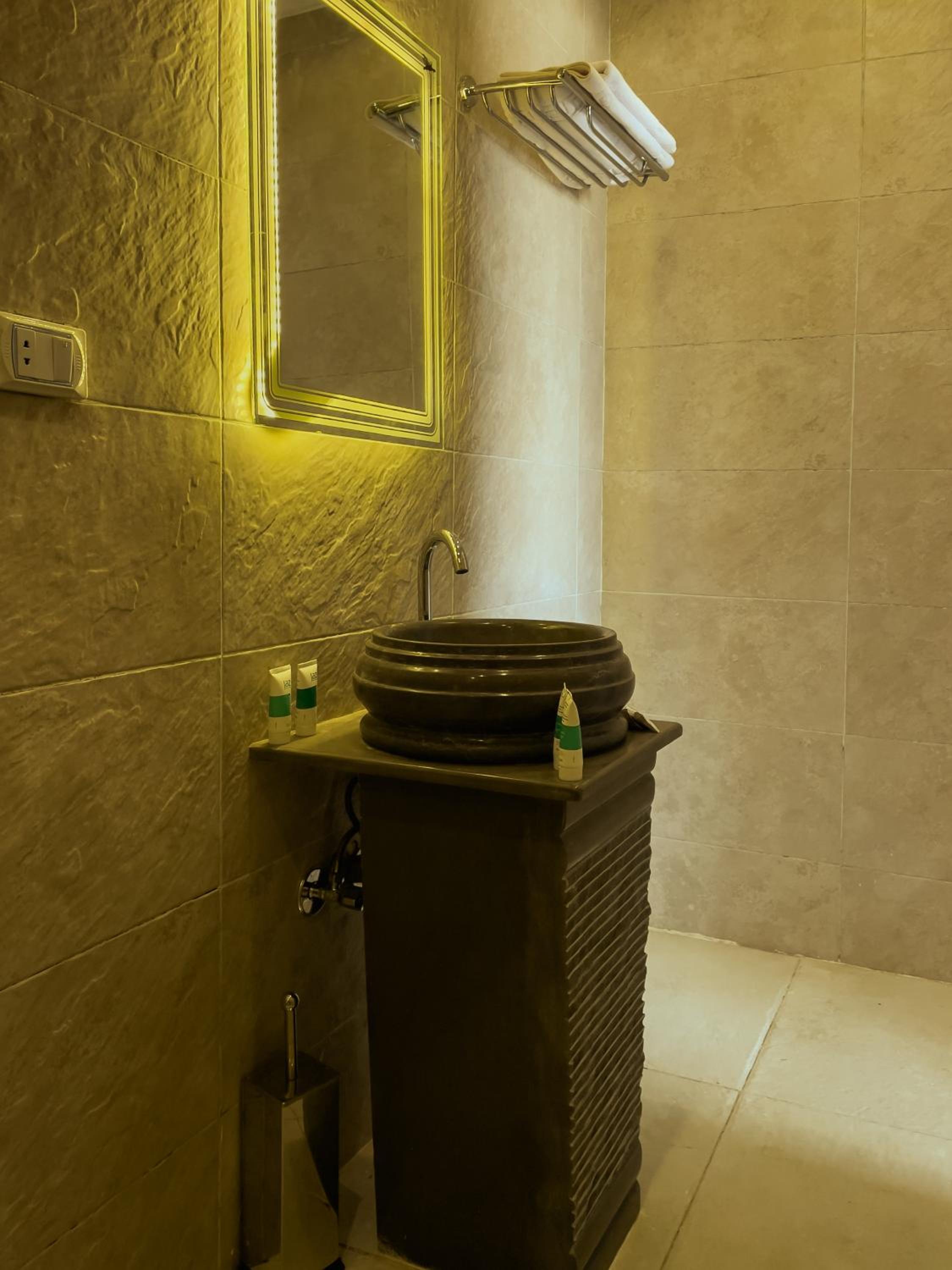 Jumeirah jacuzzi pyramids view inn