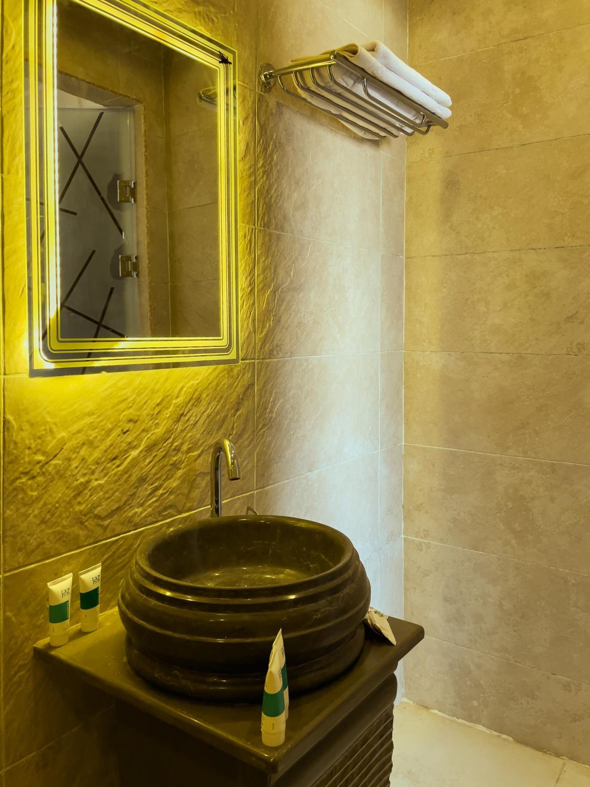 Jumeirah jacuzzi pyramids view inn
