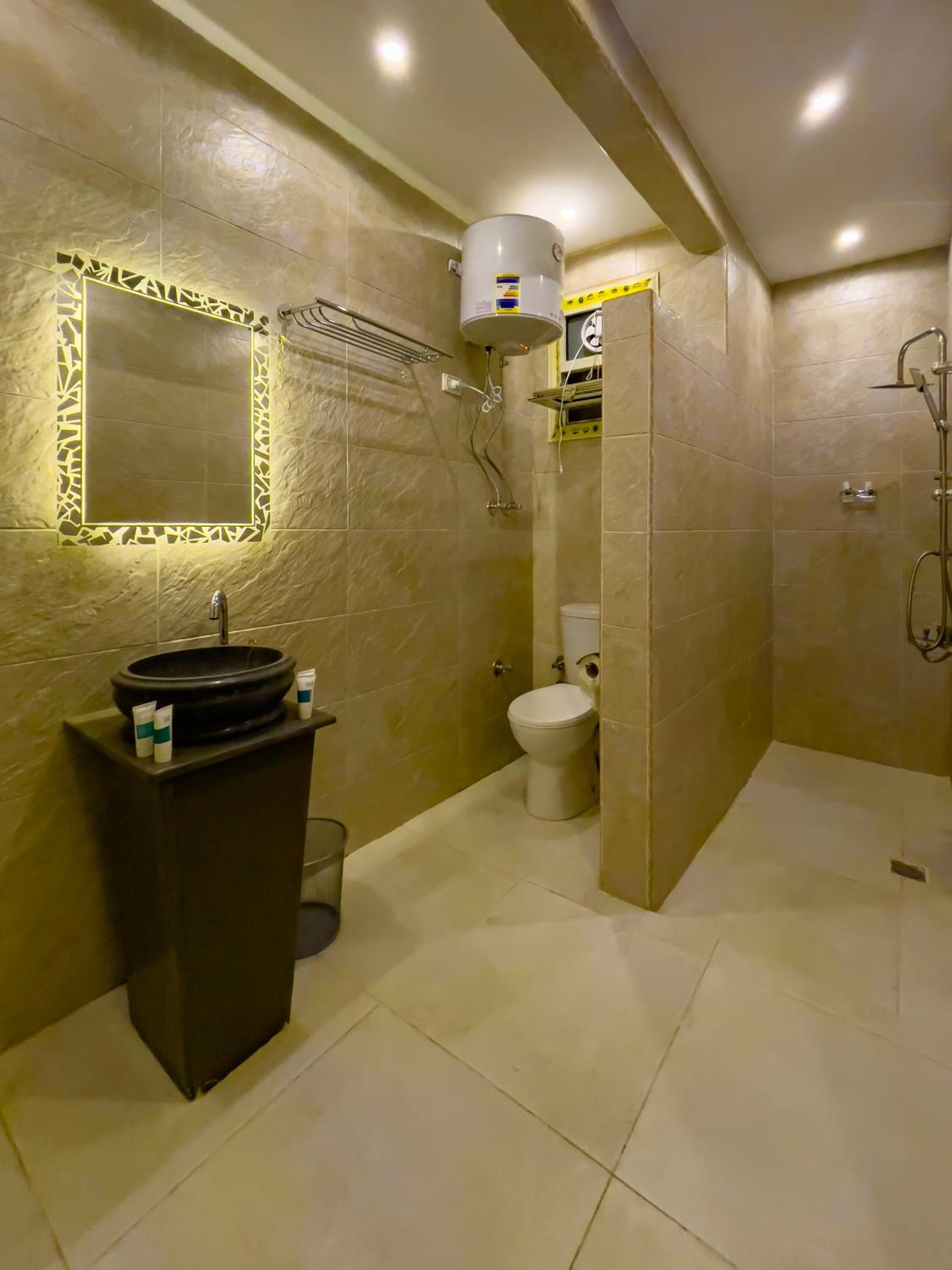 Jumeirah jacuzzi pyramids view inn