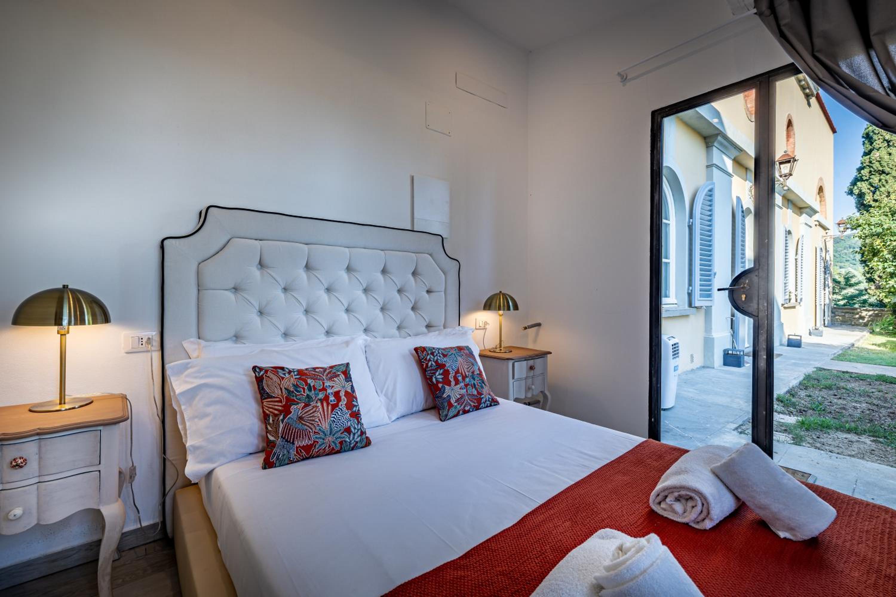 Luxury Limonaia with Jacuzzi near Florence