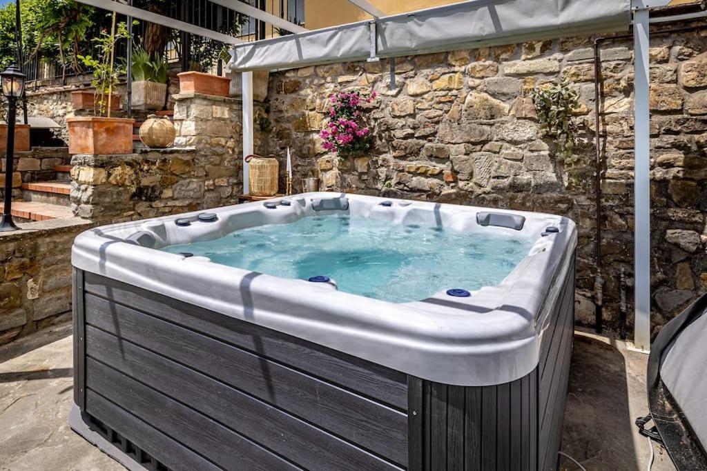 Luxury Limonaia with Jacuzzi near Florence