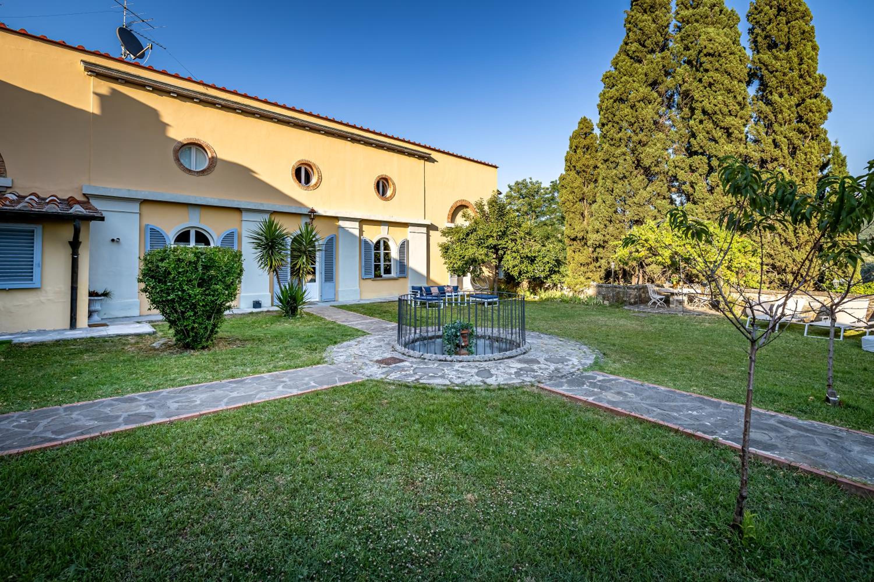 Luxury Limonaia with Jacuzzi near Florence