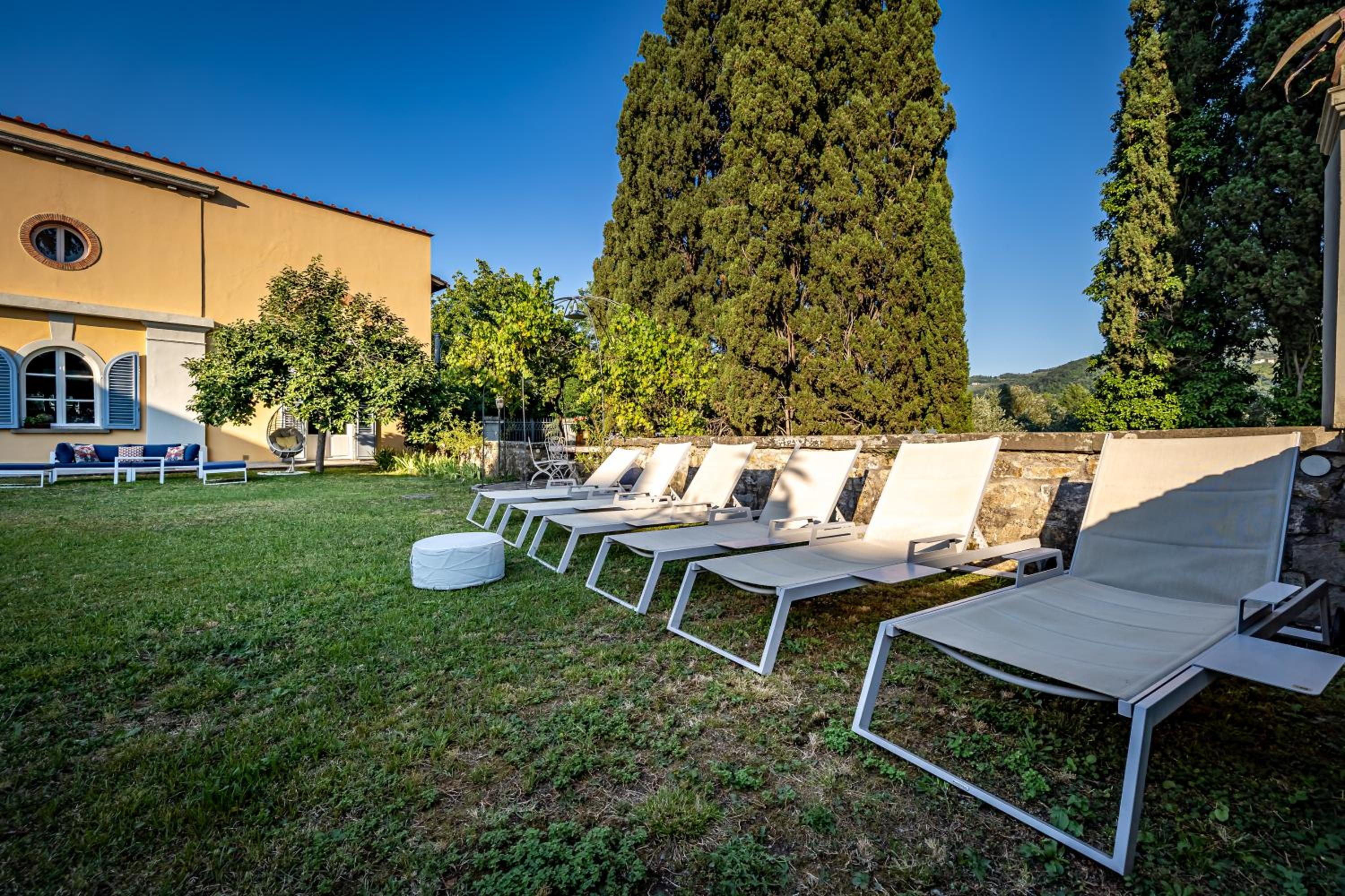 Luxury Limonaia with Jacuzzi near Florence
