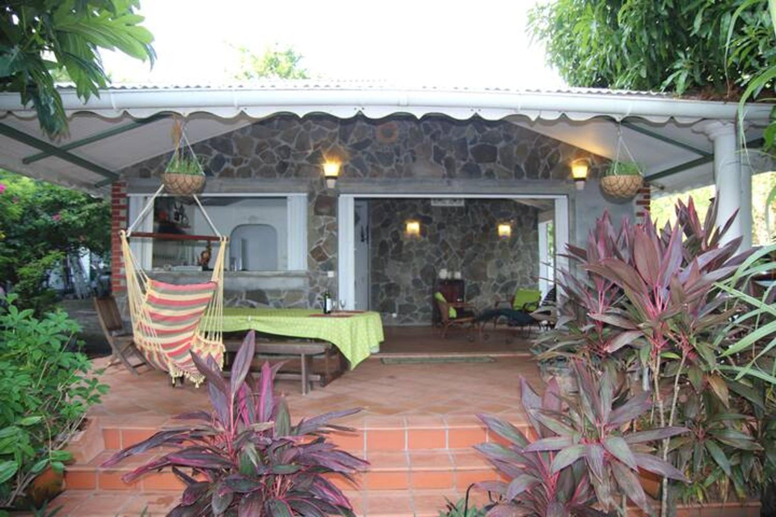 Bungalow enchanteur à Saint-Pierre avec vue sur la mer et jardin view 2
