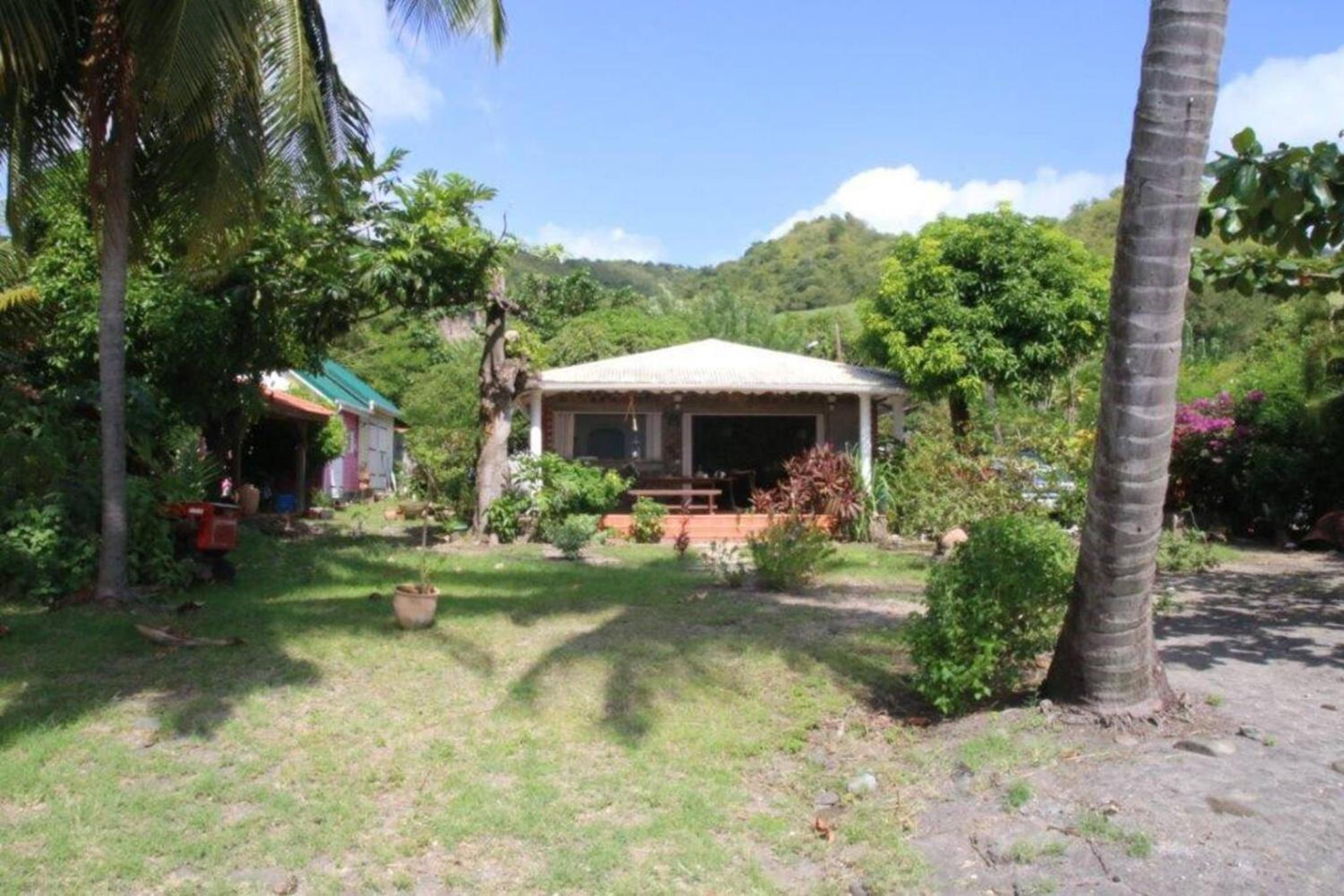 Bungalow enchanteur à Saint-Pierre avec vue sur la mer et jardin view 3