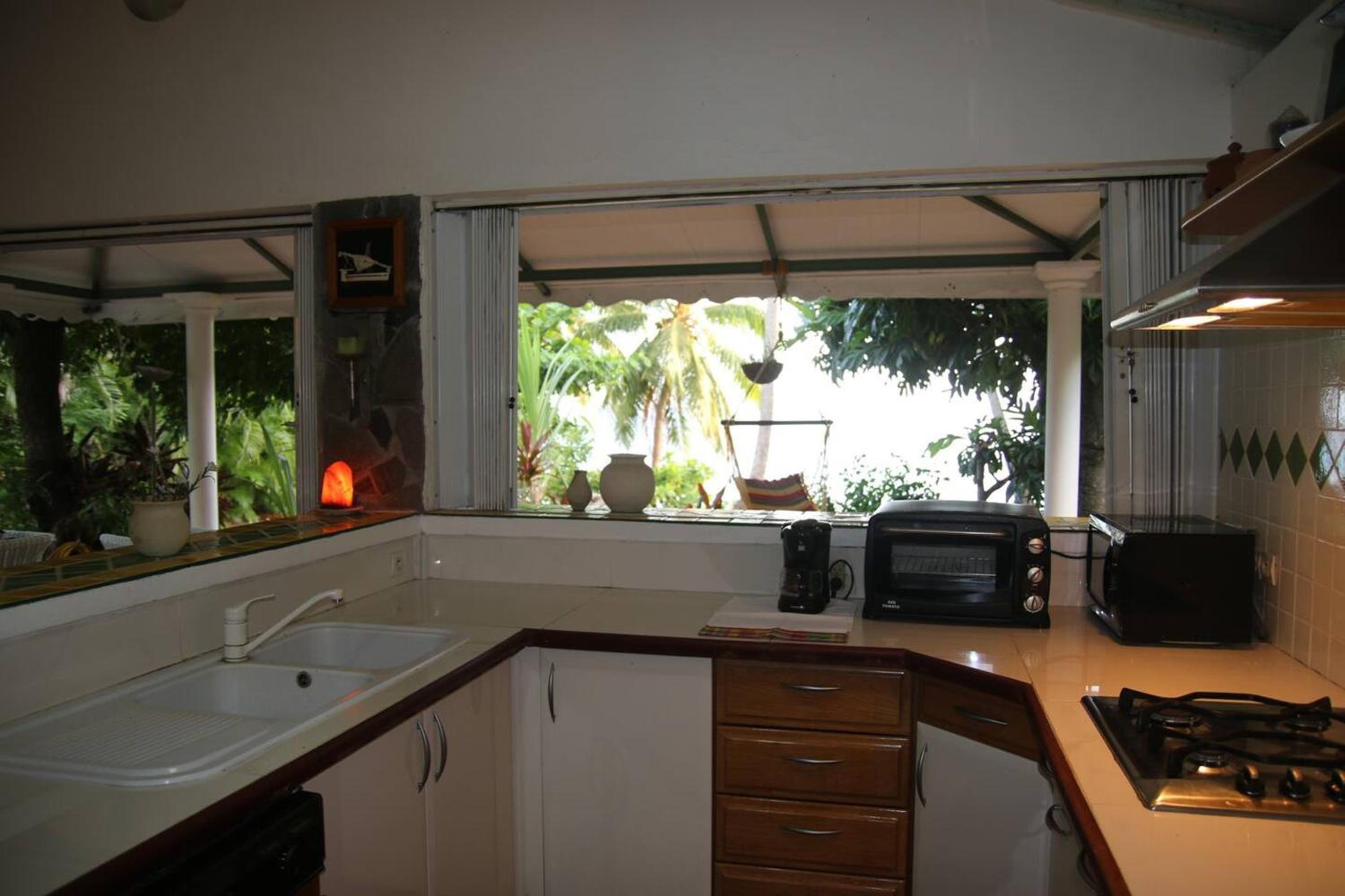 Bungalow enchanteur à Saint-Pierre avec vue sur la mer et jardin view 5