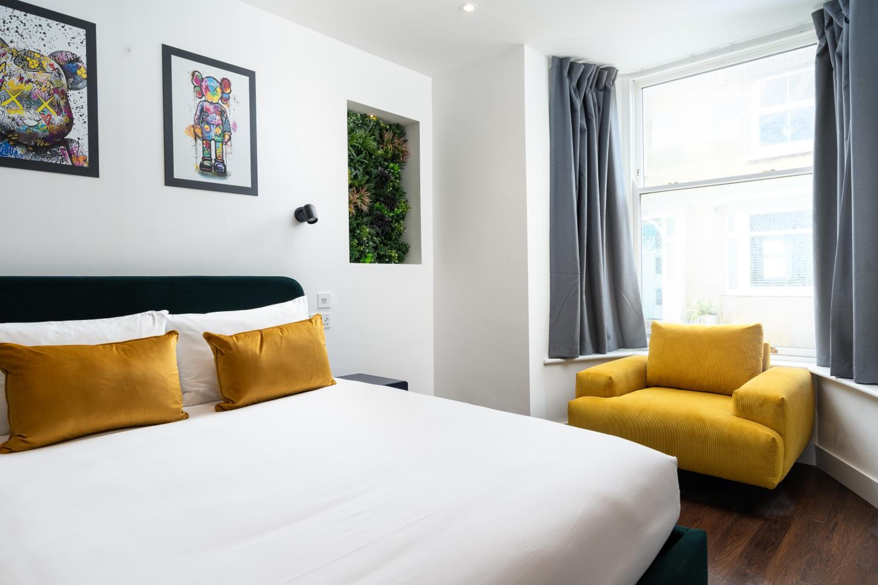 Room 1, Hotel style double bedroom in Marazion view 2