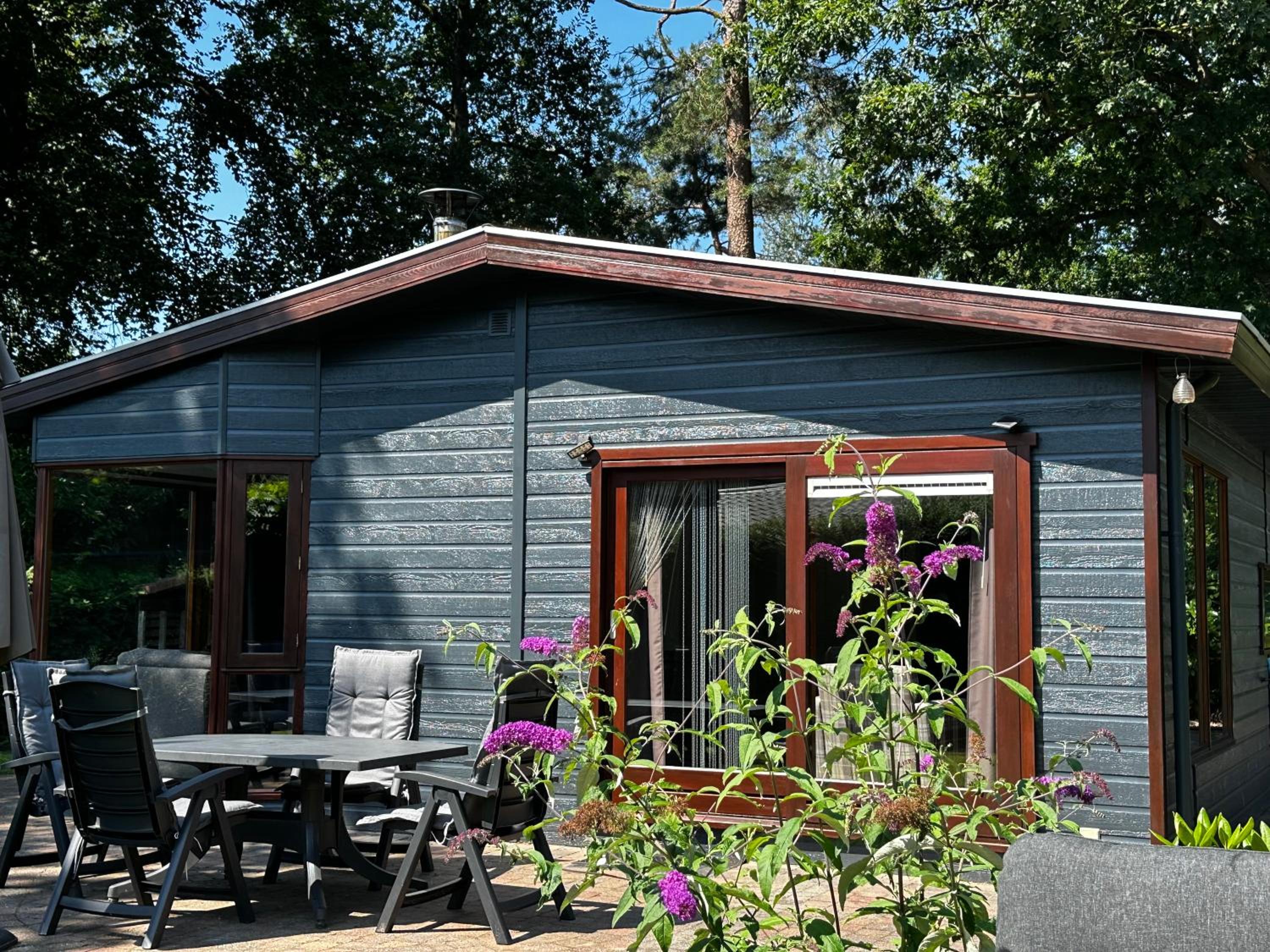 Dubbele chalet op recreatiepark Topparken op de Veluwe in Beekbergen met grote vrije tuin en eigen parkeerplaats view 2
