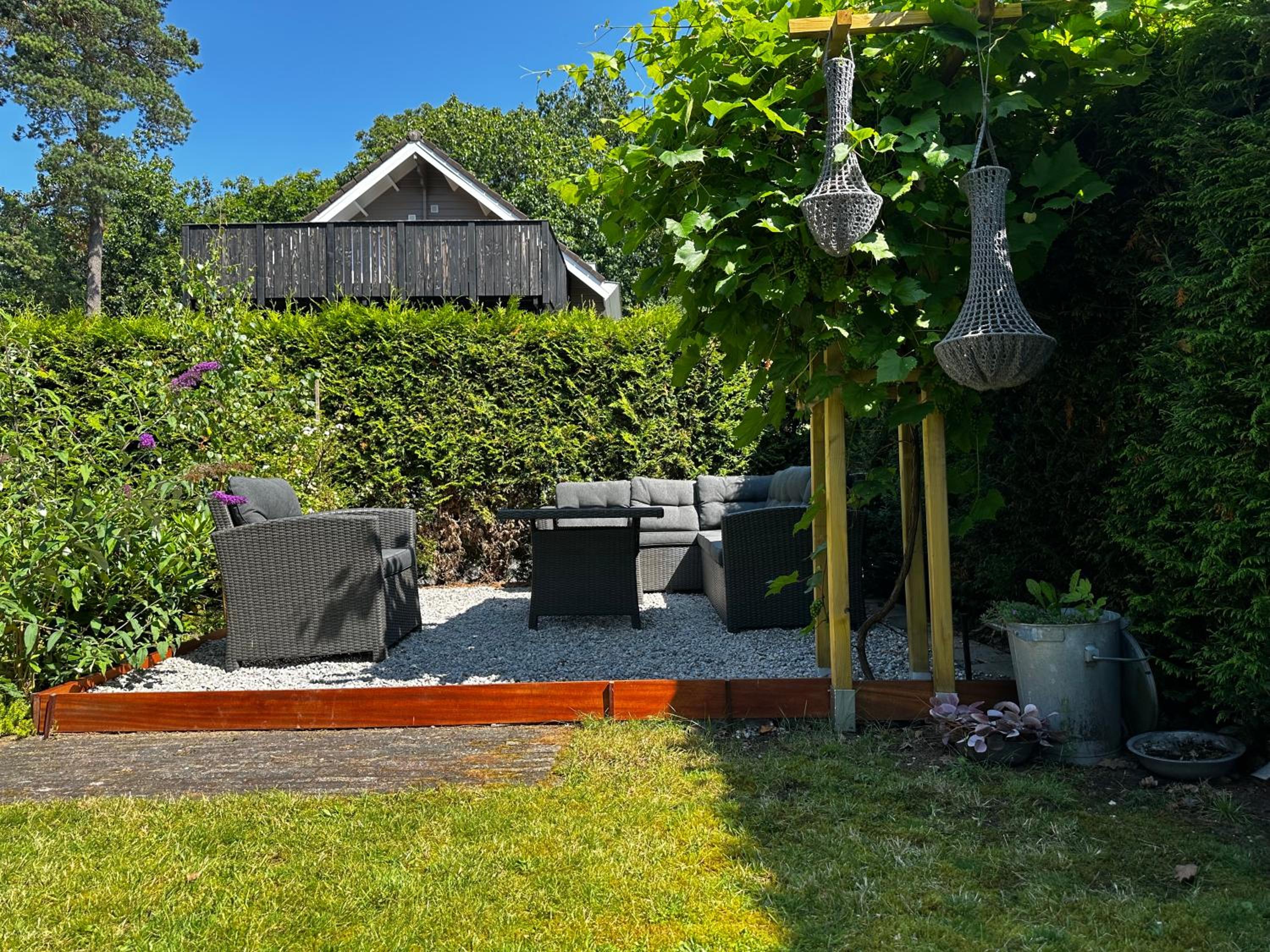 Dubbele chalet op recreatiepark Topparken op de Veluwe in Beekbergen met grote vrije tuin en eigen parkeerplaats view 4