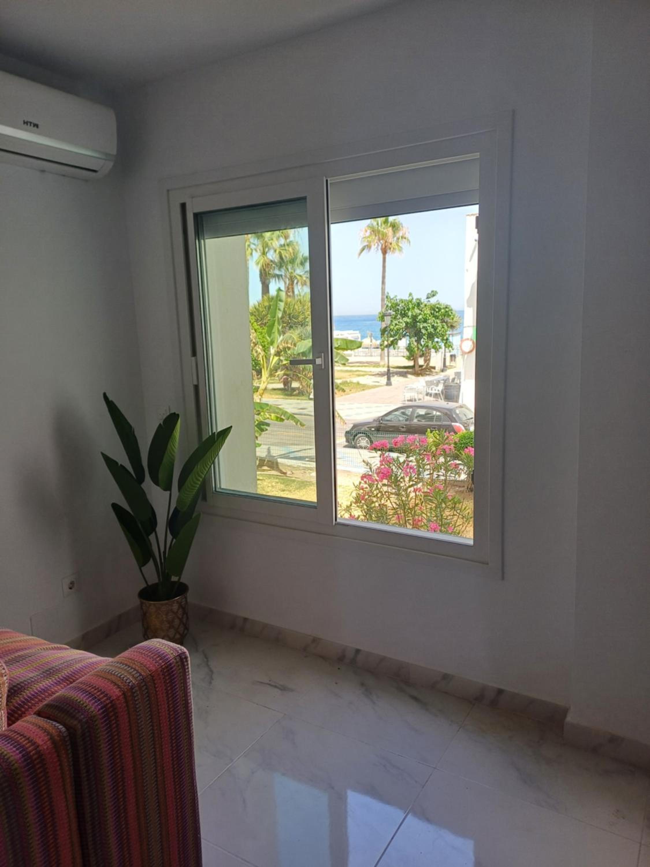 Beautiful Beachfront 2 BR Apt I Garage I 30 m to Beach I Swimming Pool I Fast Wifi