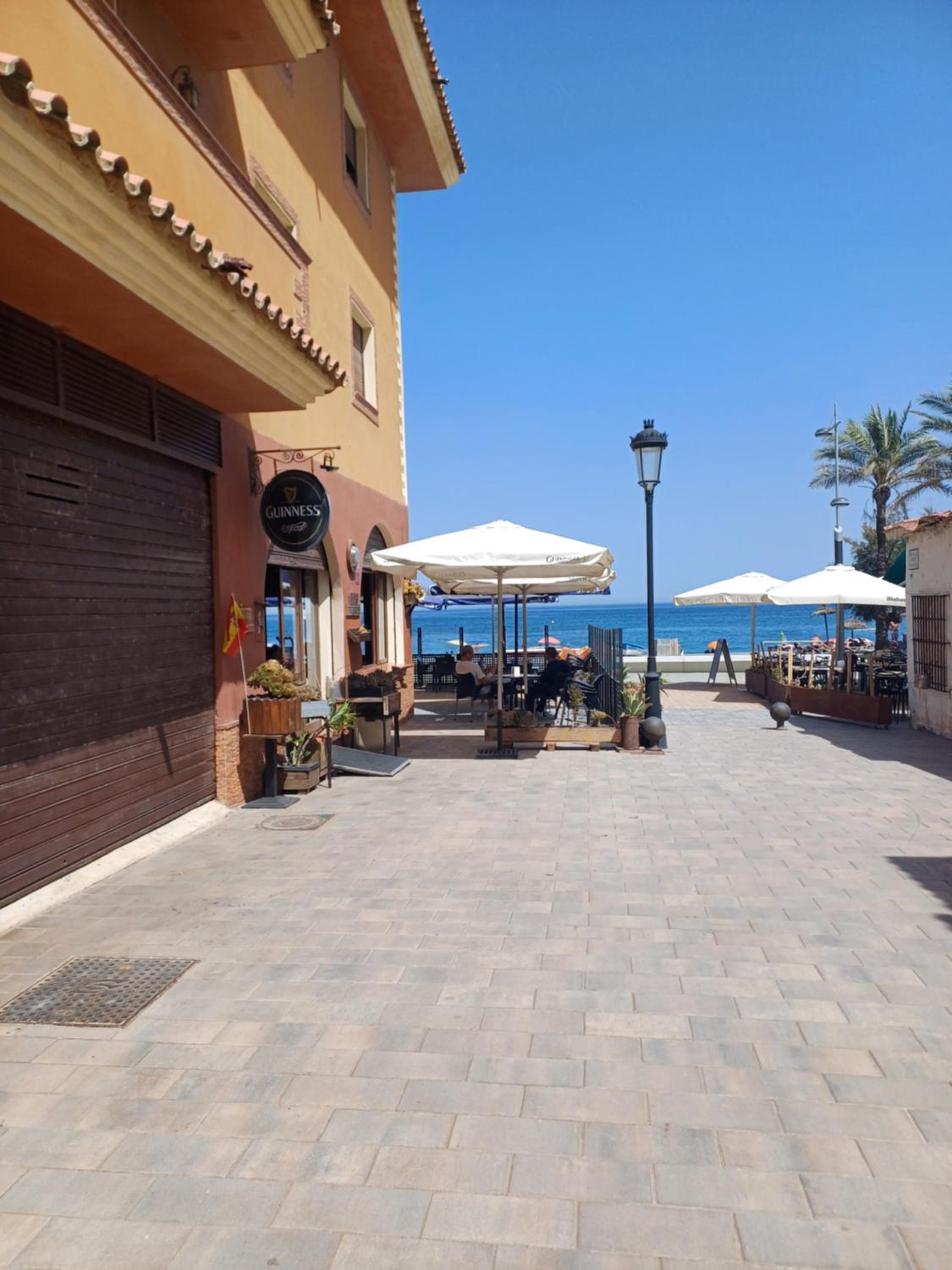 Beautiful Beachfront 2 BR Apt I Garage I 30 m to Beach I Swimming Pool I Fast Wifi