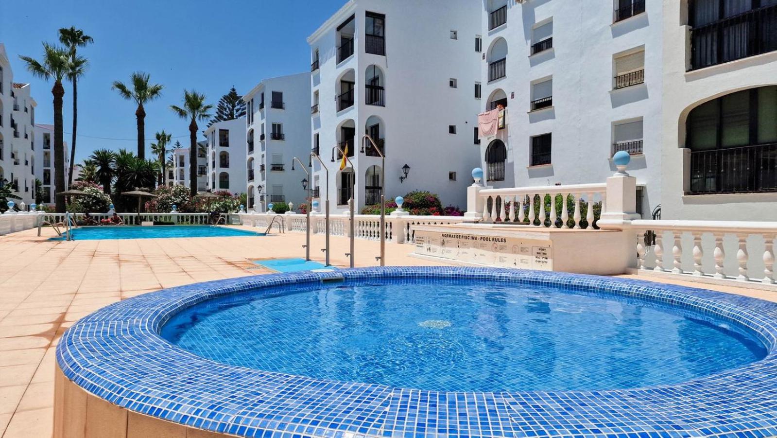 Beautiful Beachfront 2 BR Apt I Garage I 30 m to Beach I Swimming Pool I Fast Wifi