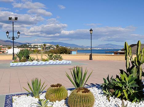 Beautiful Beachfront 2 BR Apt I Garage I 30 m to Beach I Swimming Pool I Fast Wifi